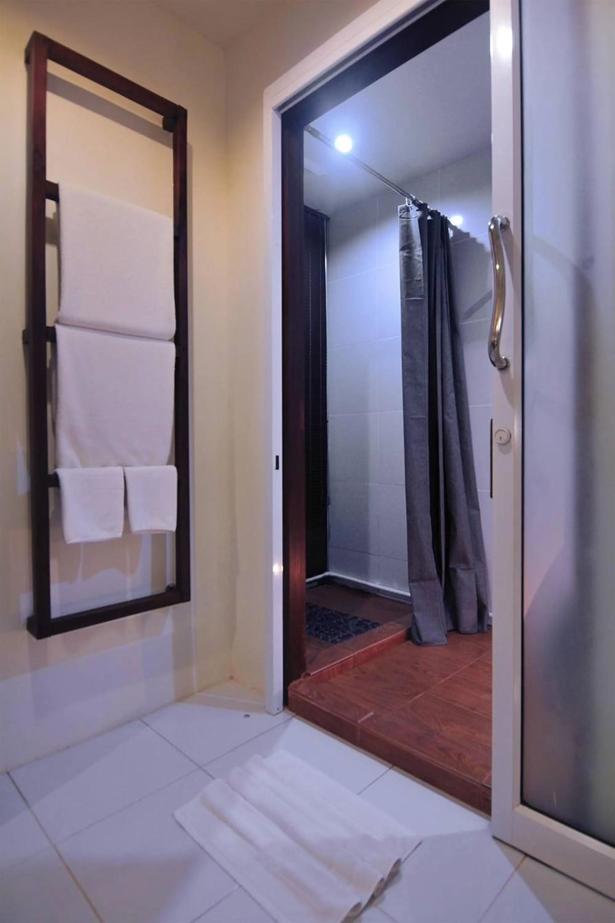 Bed in Koh Kwang Beach Resort