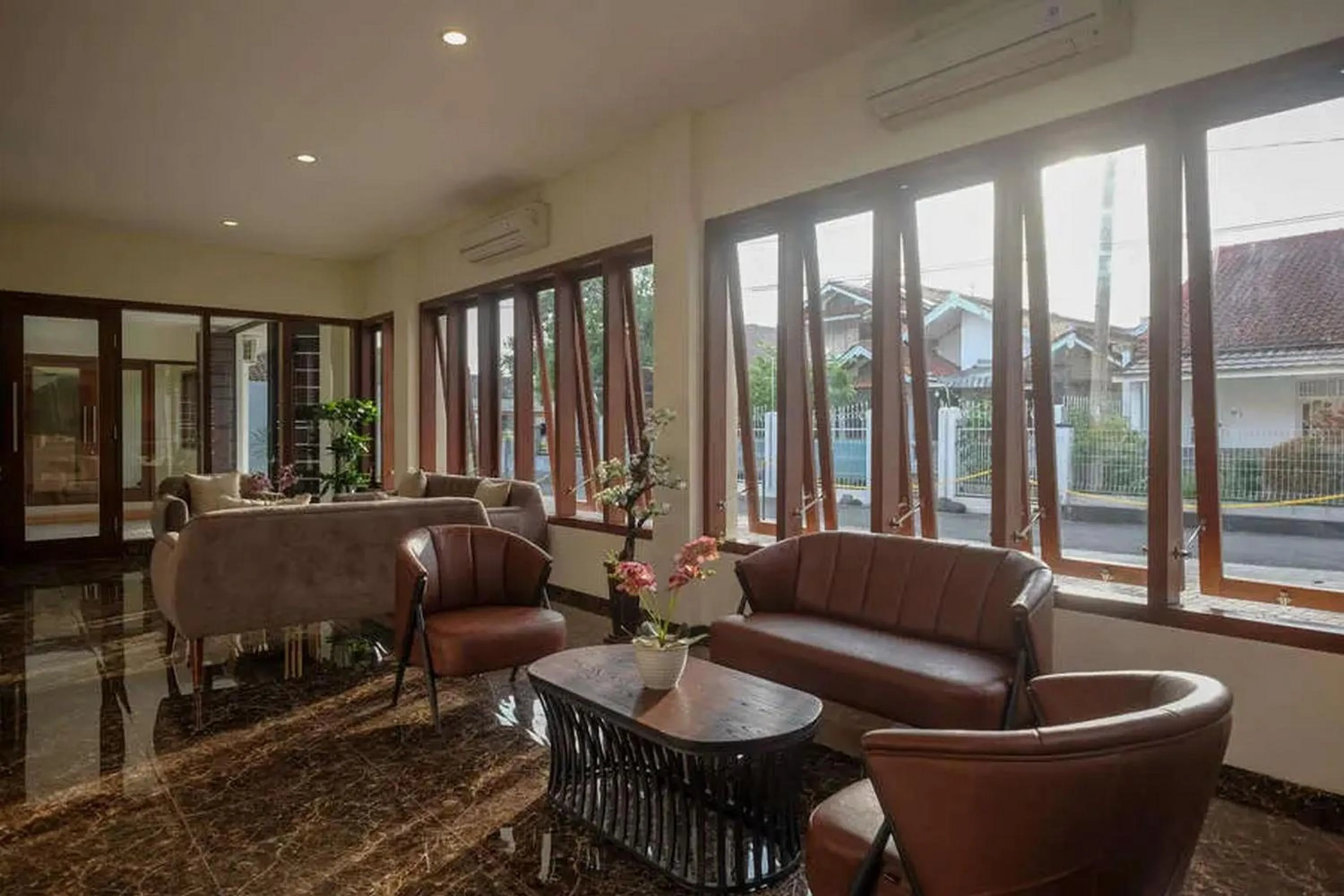 Living room in Urbanview Sumampir Anugrah Purwokerto by RedDoorz