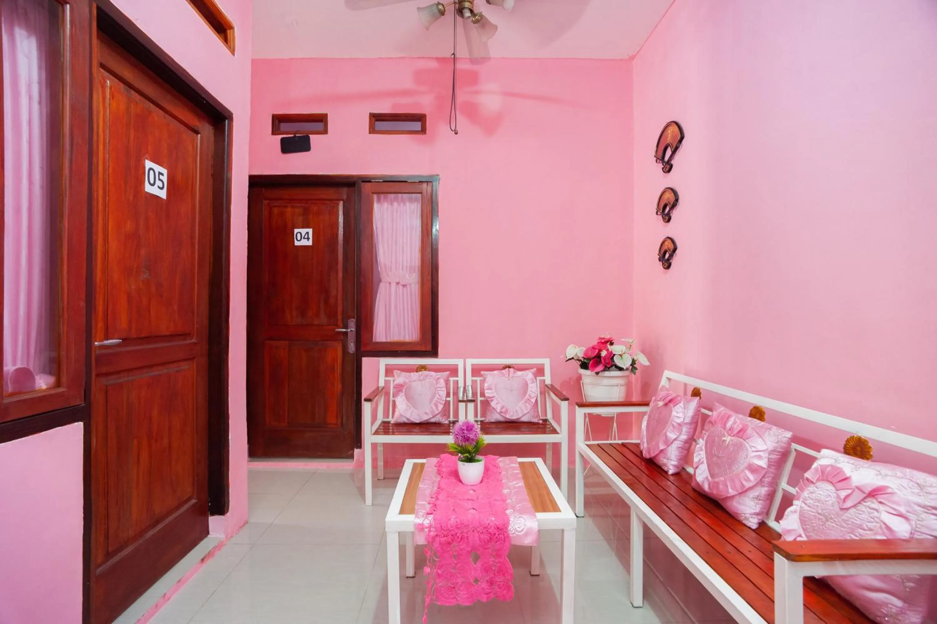 Seating area, Bed in RedDoorz near Simpang Bandara SMB II