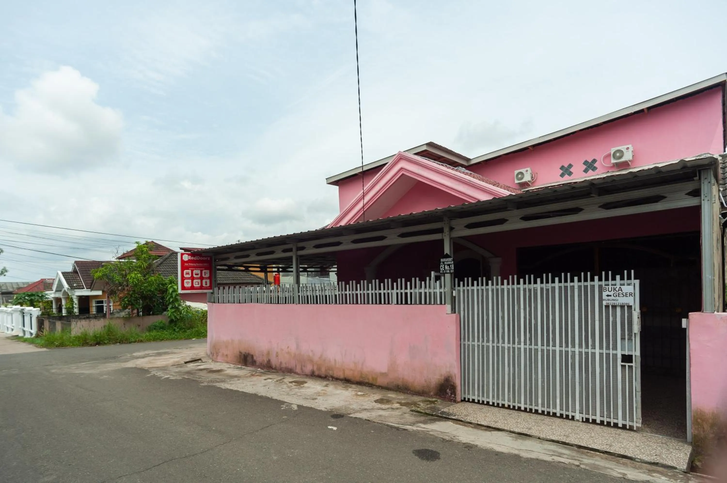 Property building in RedDoorz near Simpang Bandara SMB II