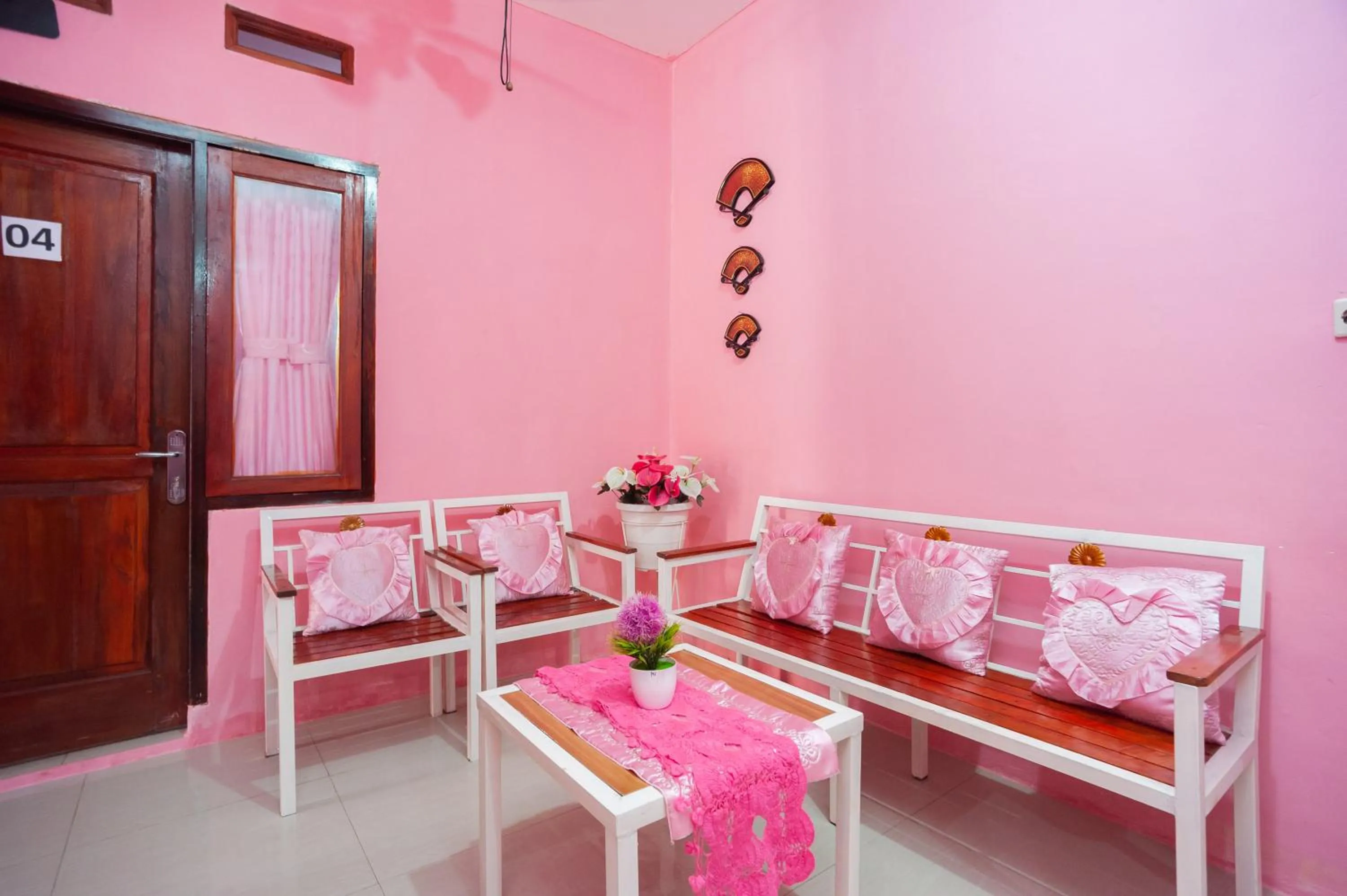 Seating area, Bed in RedDoorz near Simpang Bandara SMB II