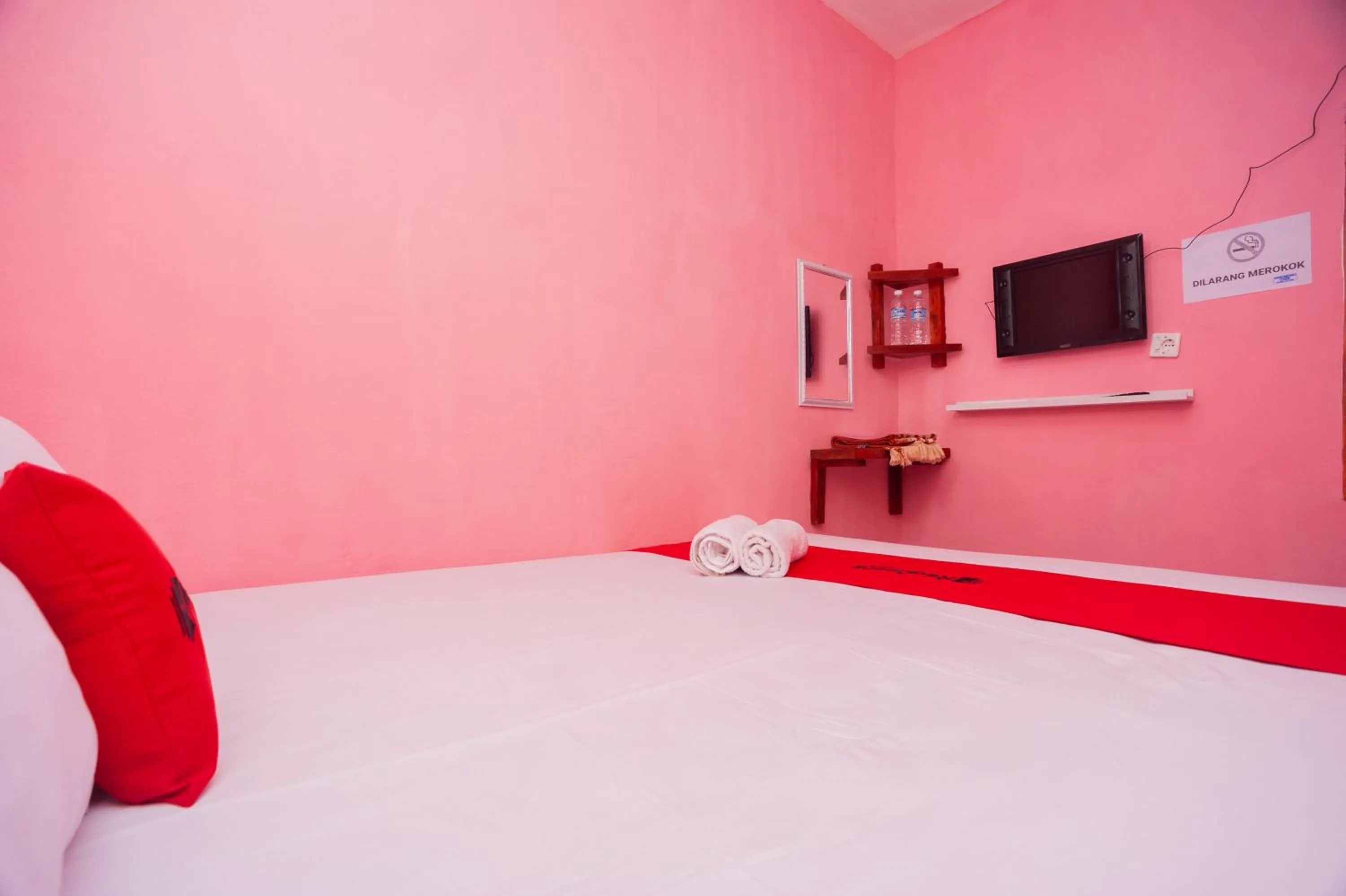 Bedroom, Bed in RedDoorz near Simpang Bandara SMB II