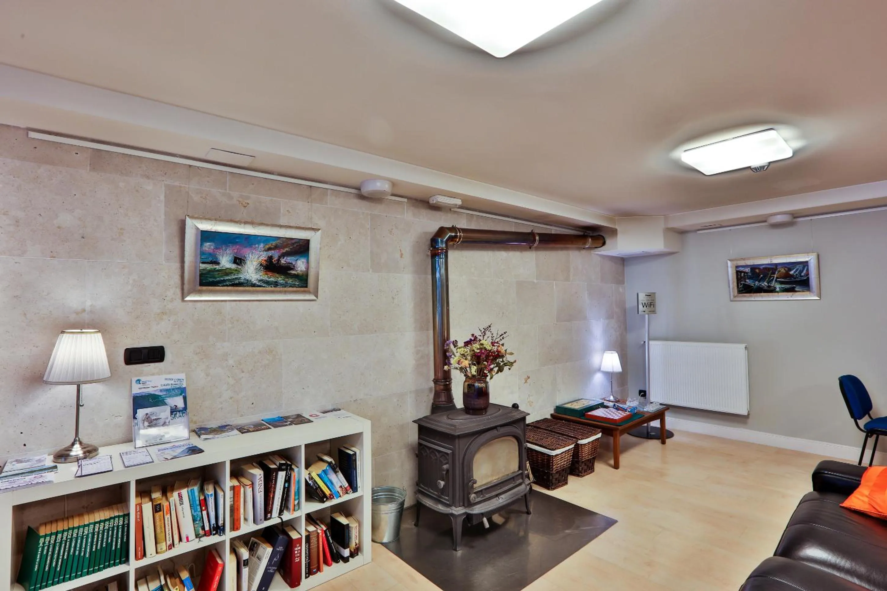 Communal lounge/ TV room in Apartamentos Mundaka