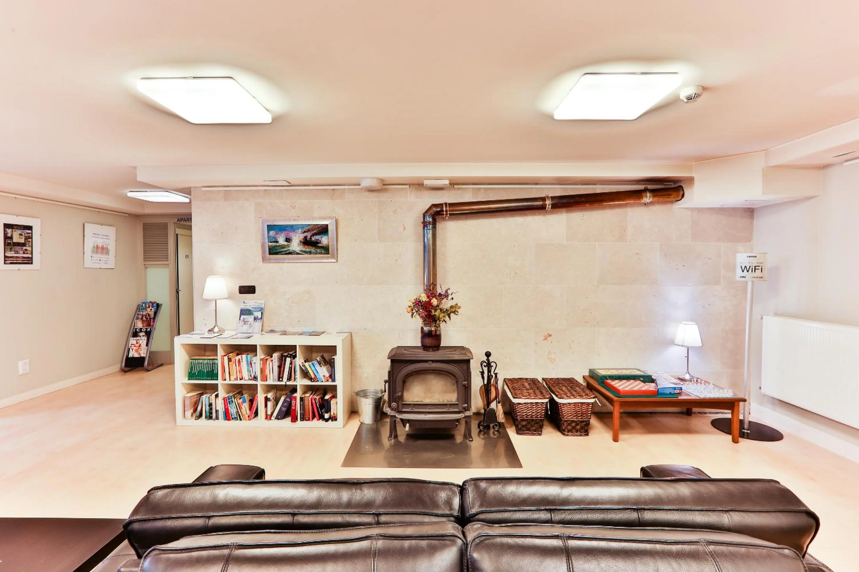 Communal lounge/ TV room in Apartamentos Mundaka