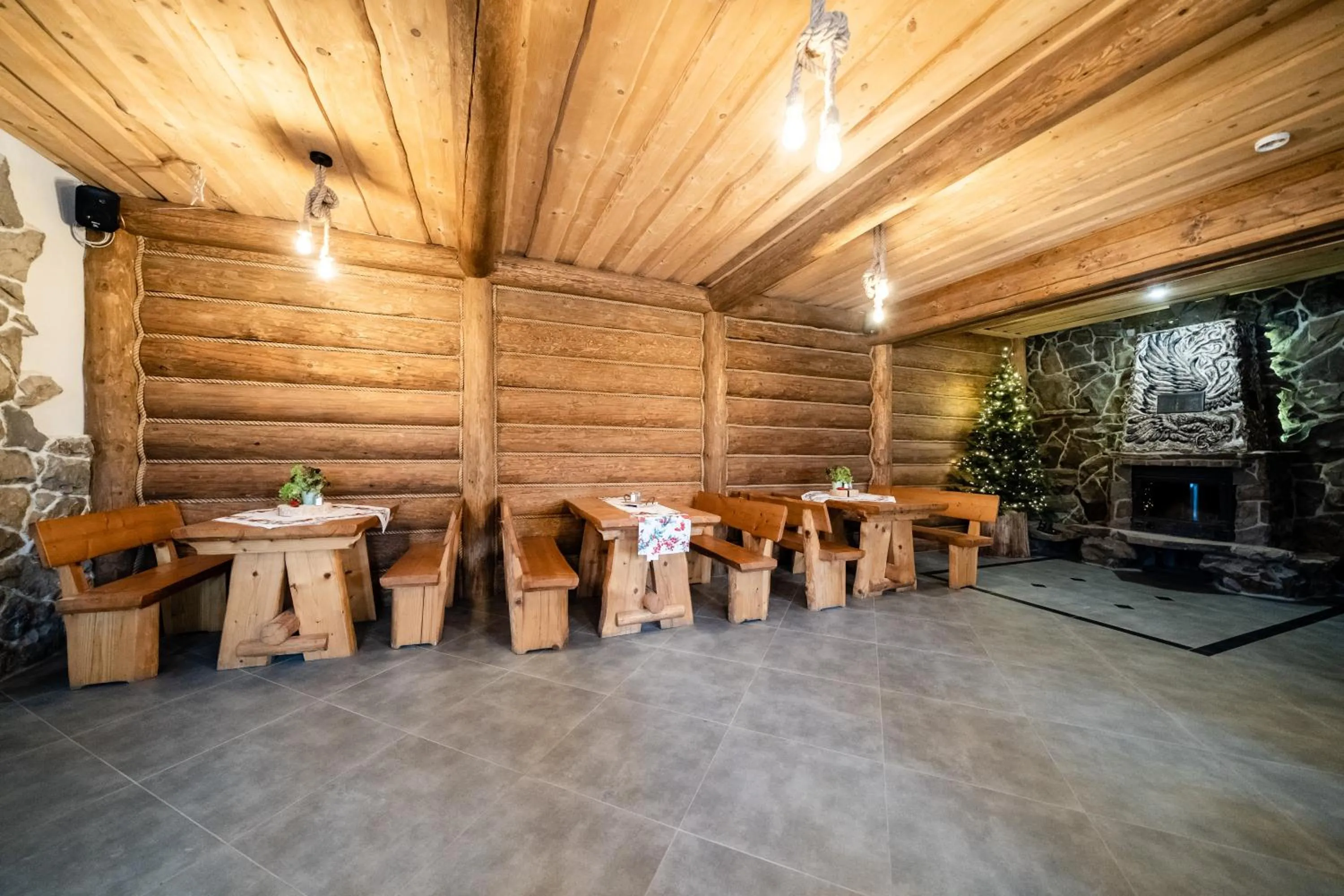 Restaurant/places to eat in Zapotoczny Residence