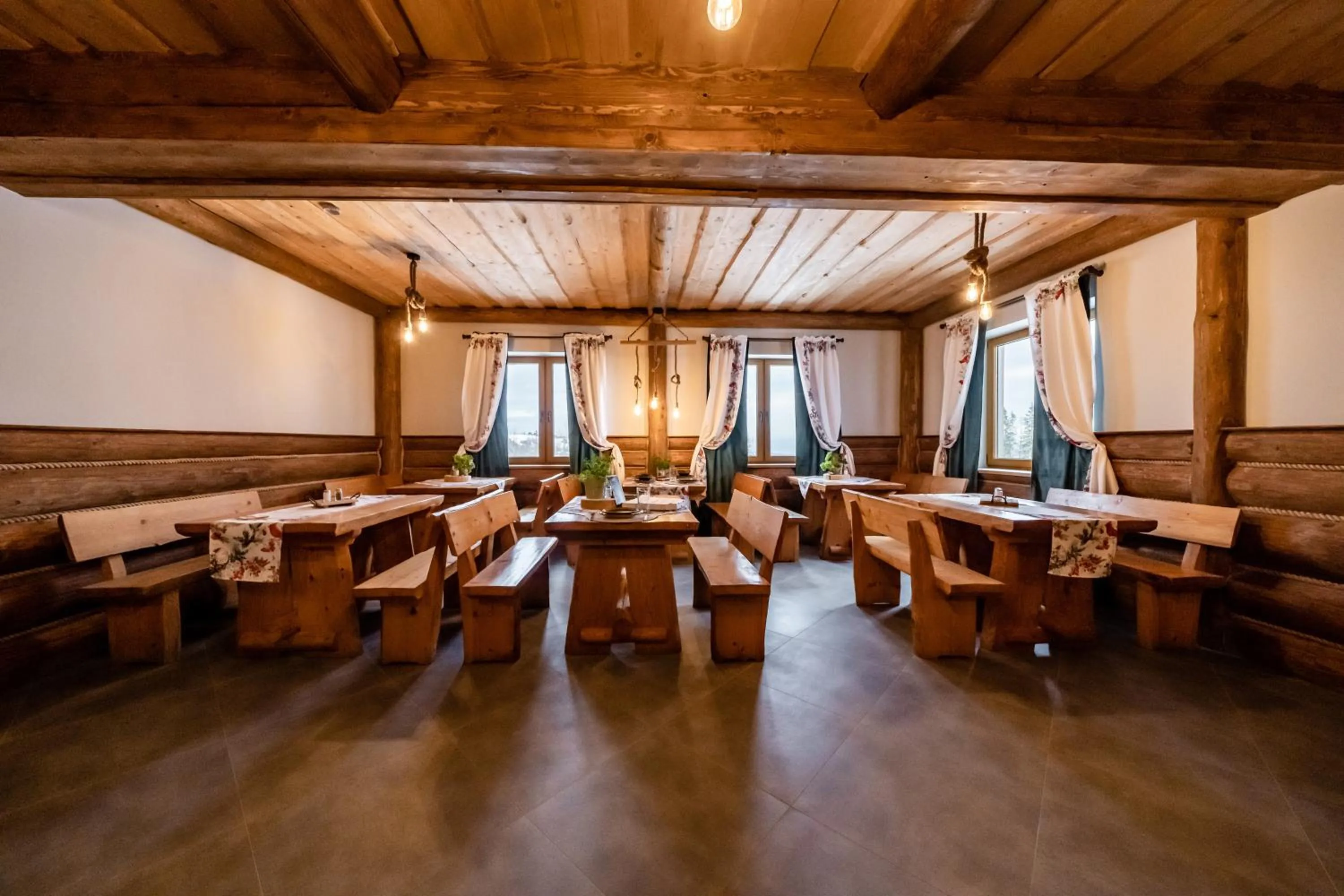 Restaurant/places to eat in Zapotoczny Residence