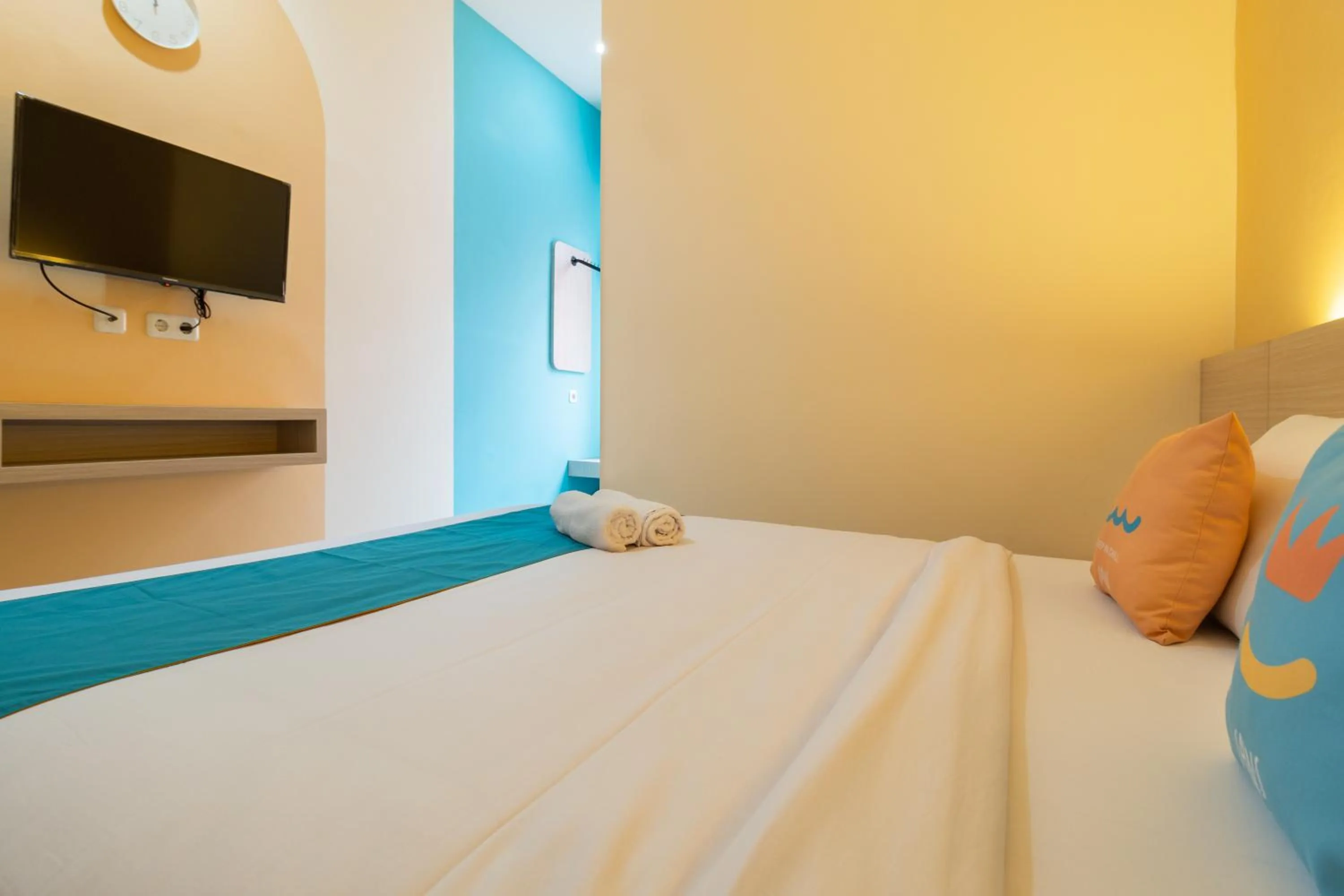 Photo of the whole room, Bed in Sans Hotel Bubulak Bogor