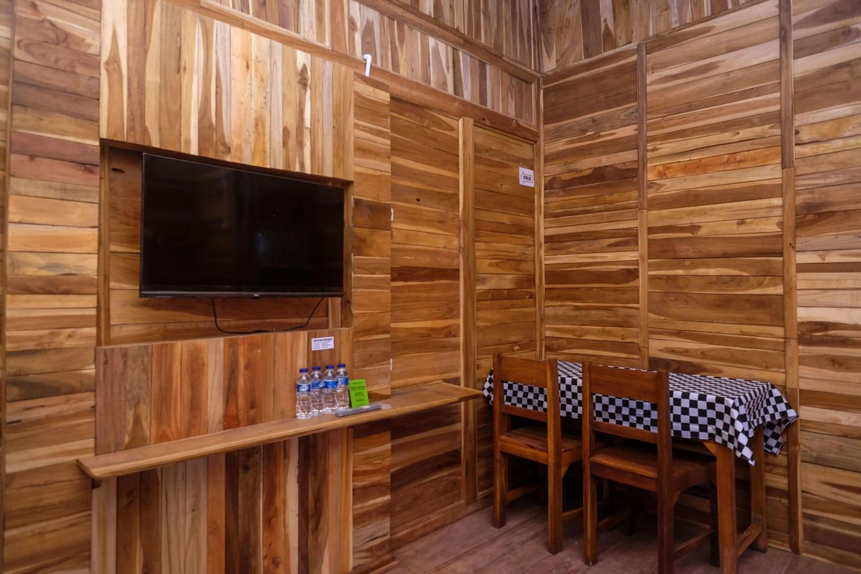Communal lounge/ TV room in Urbanview Villa Kolopaking Kebumen by RedDoorz