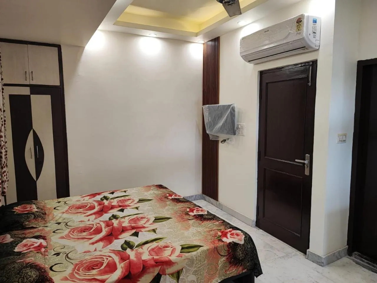 Bed in Sun Moon Residency and Apartments, Hotels in Rohini