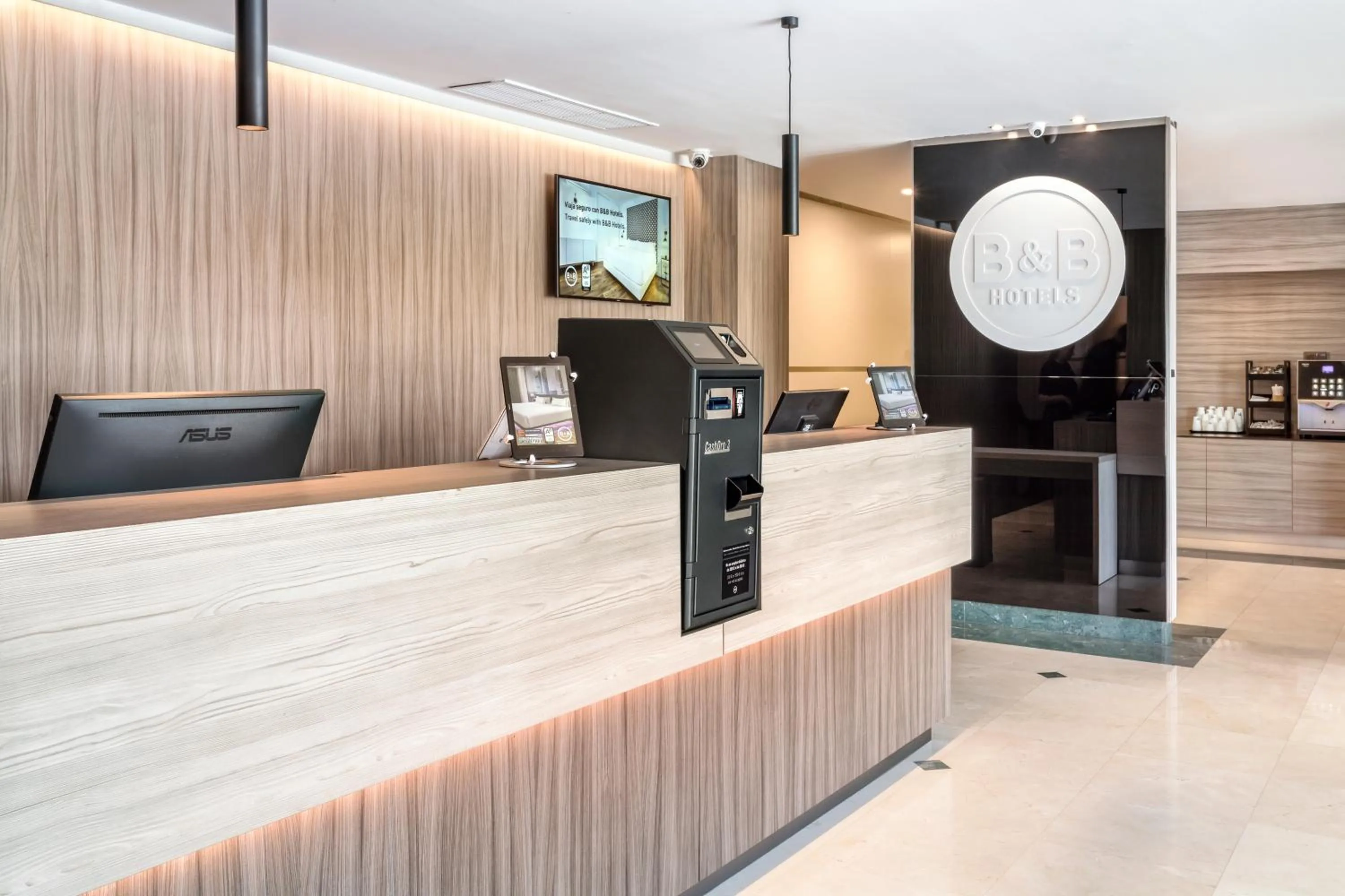 Lobby or reception in B&B HOTEL Madrid Aeropuerto T4