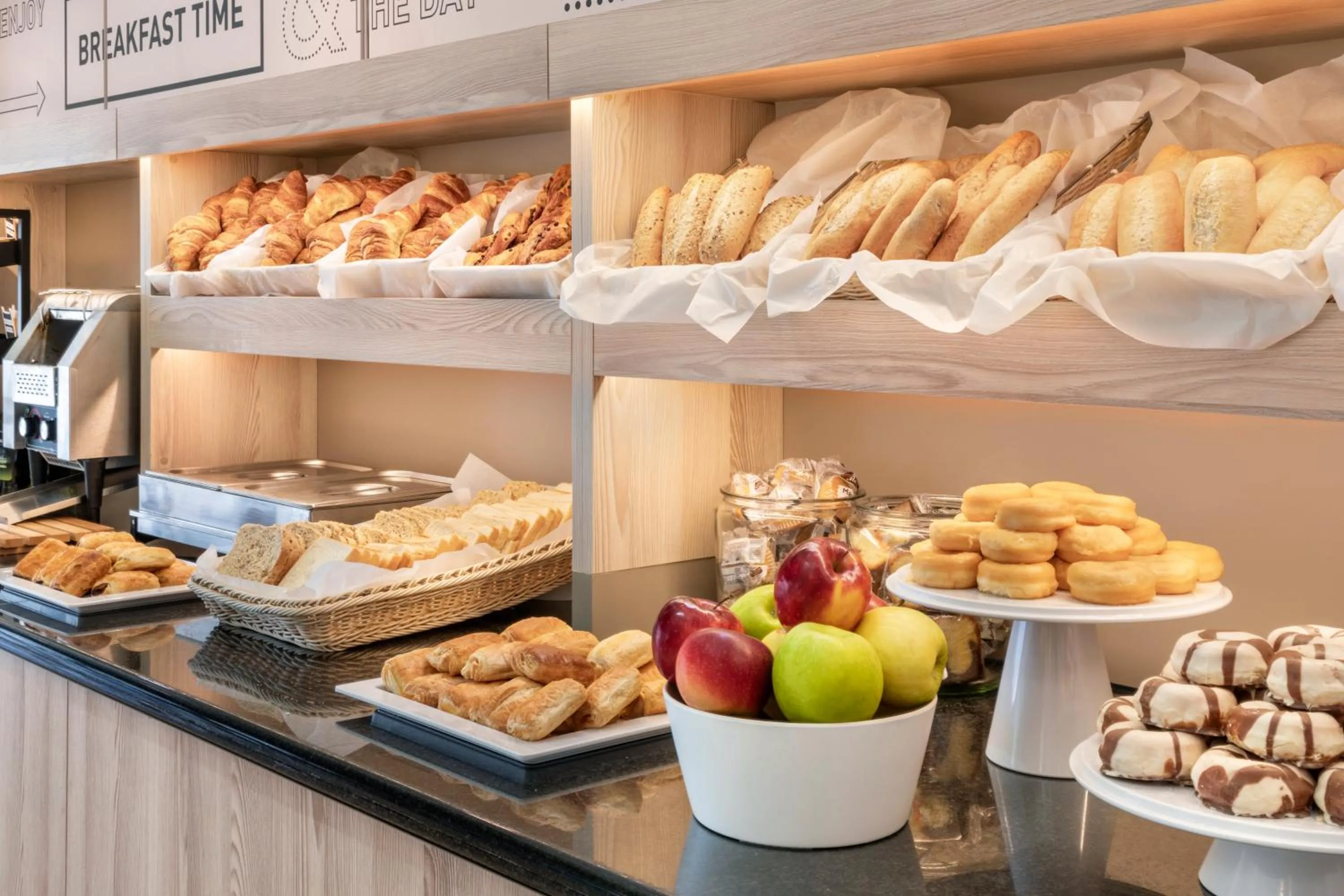 Food and drinks in B&B HOTEL Madrid Aeropuerto T4