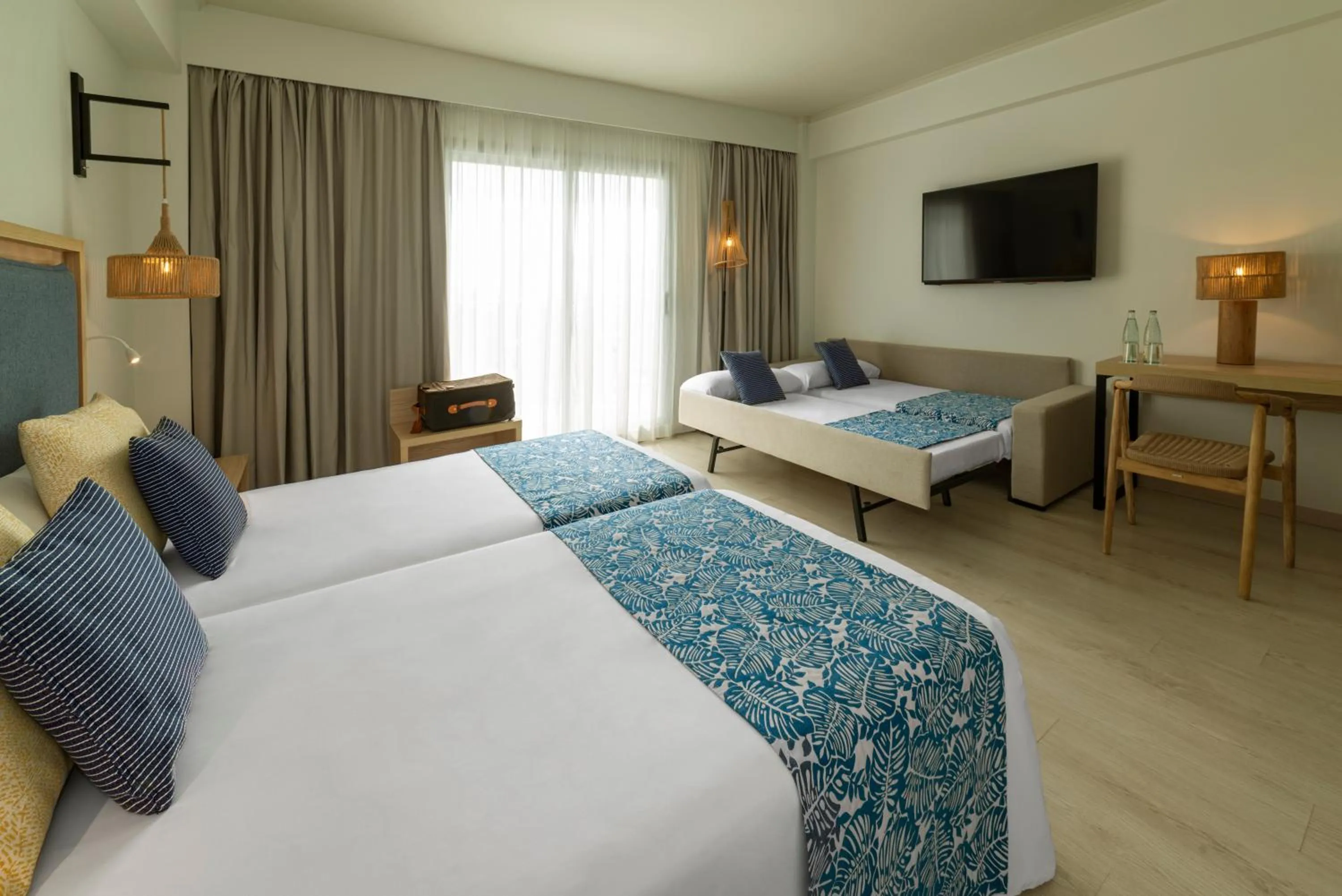 Communal lounge/ TV room, Bed in Hotel Cabogata Jardín