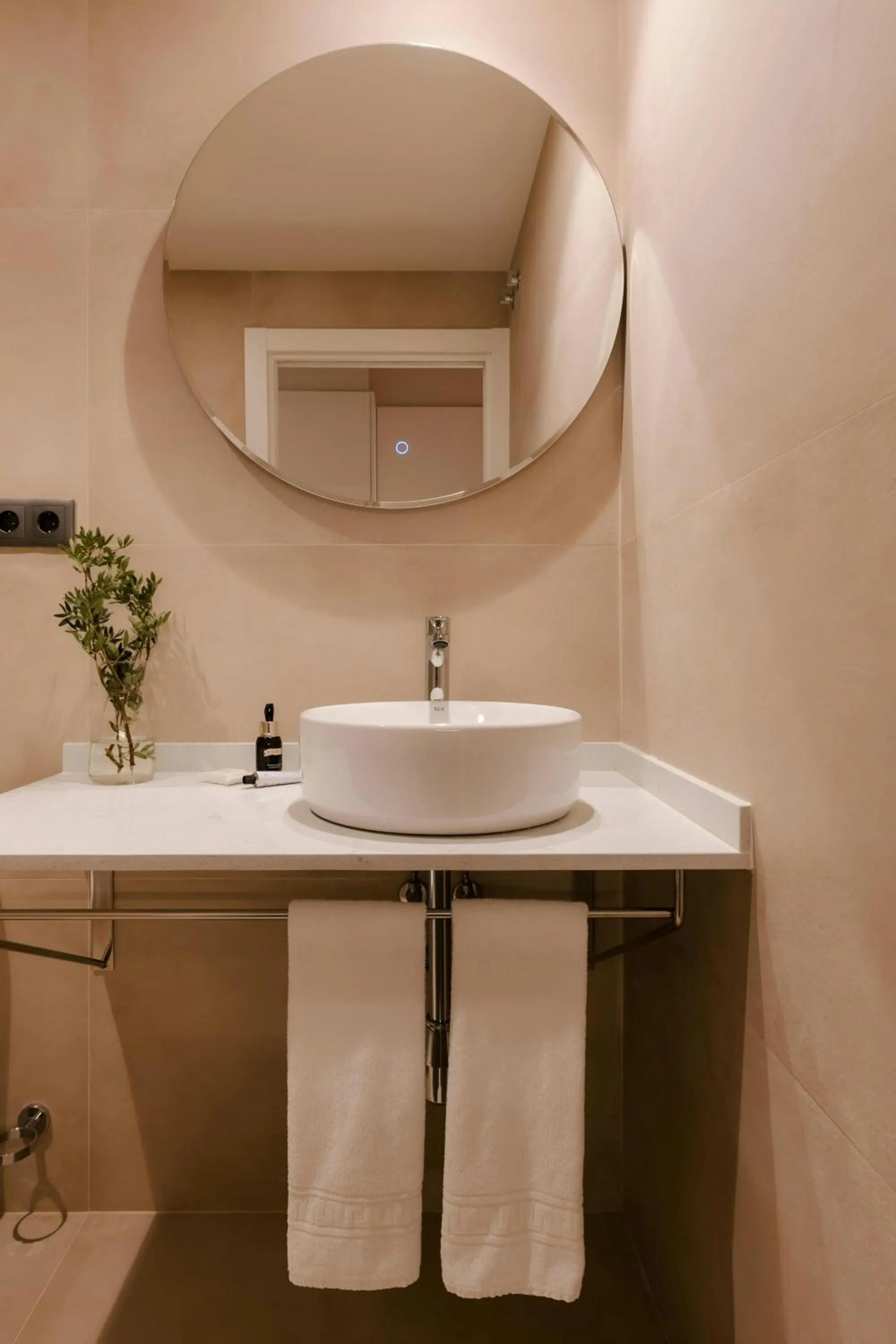 Bathroom in Los Arcos Hotel Gothic Quarter, Sonder by Marriott Bonvoy