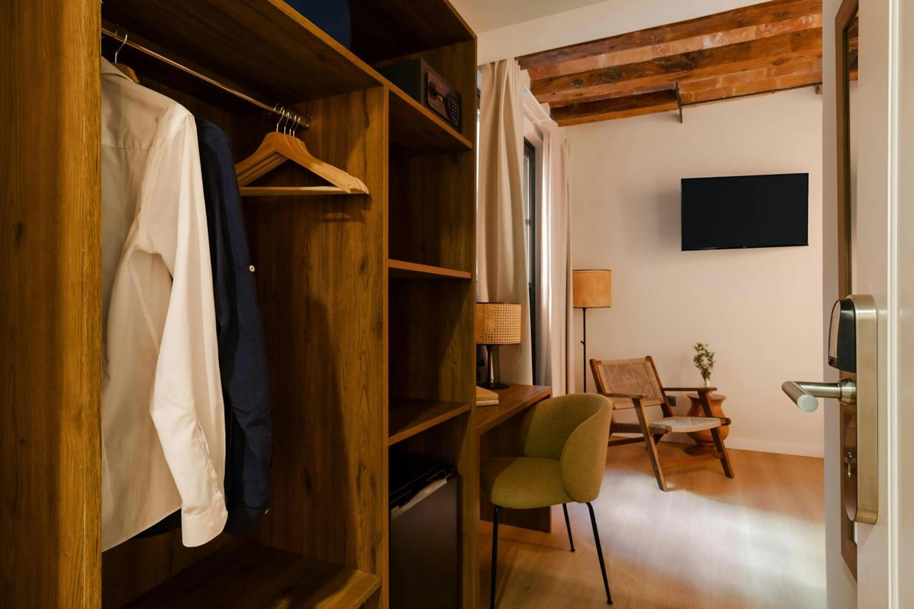 Photo of the whole room in Los Arcos Hotel Gothic Quarter, Sonder by Marriott Bonvoy