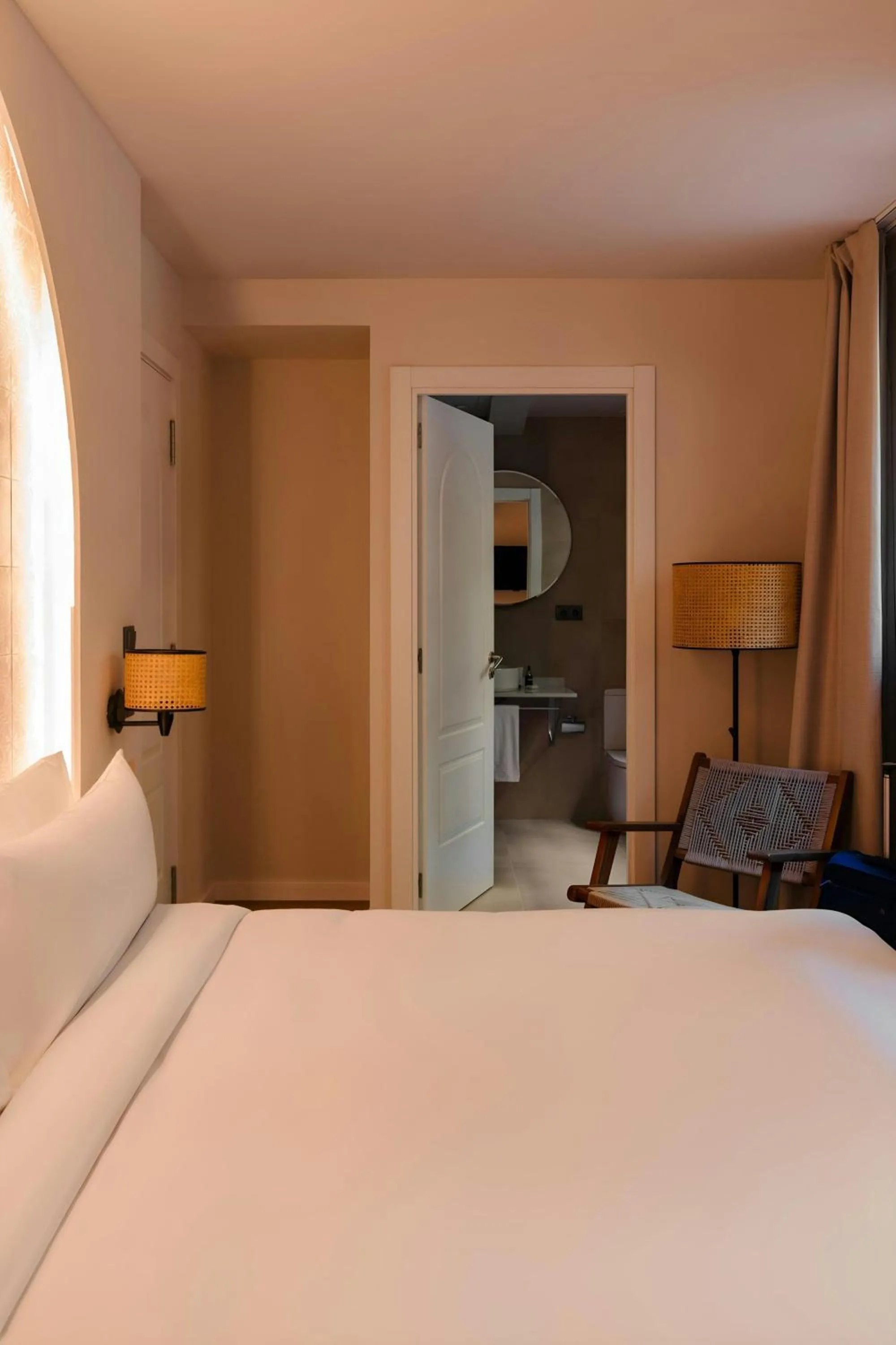 Bedroom, Bed in Los Arcos Hotel Gothic Quarter, Sonder by Marriott Bonvoy