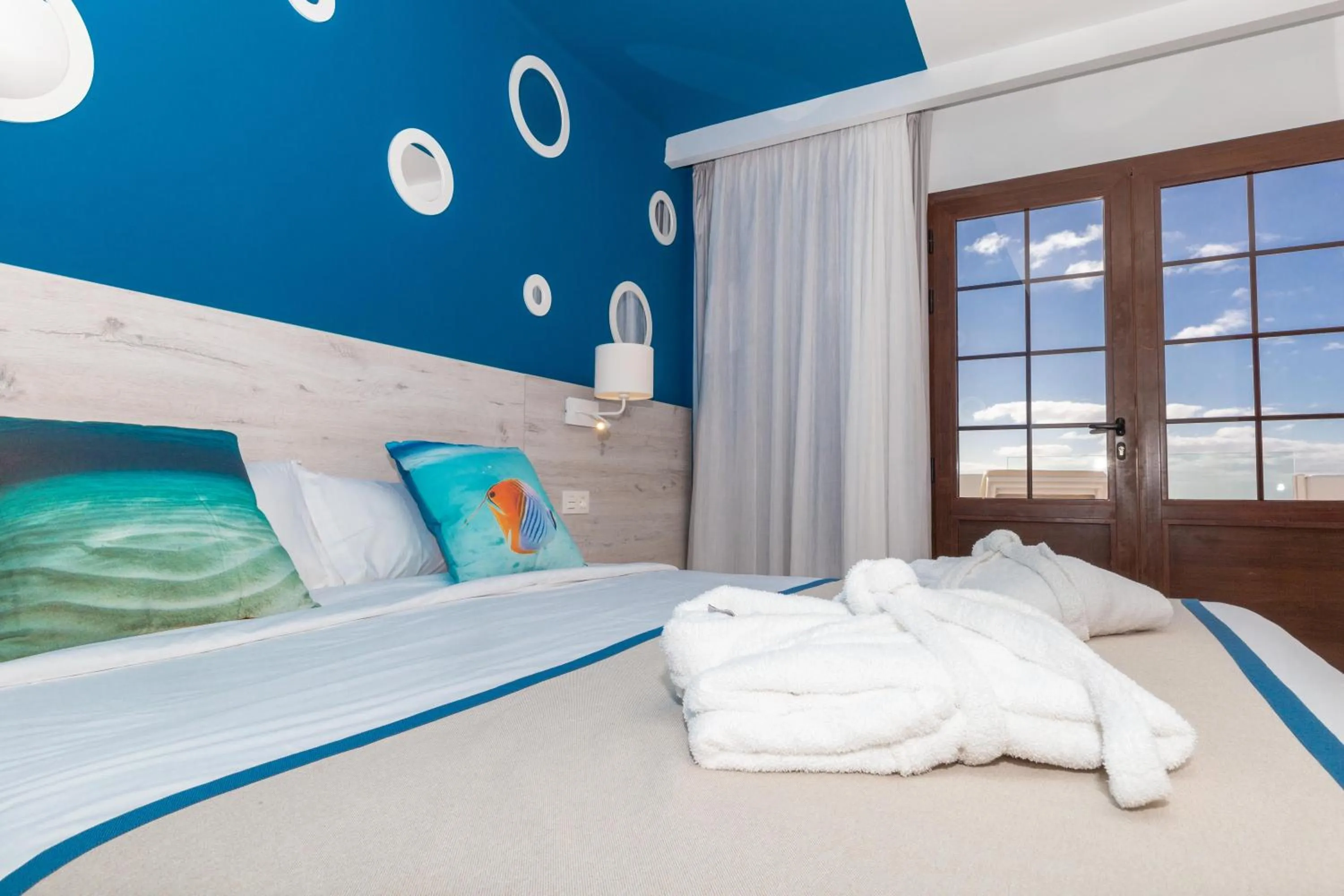 Photo of the whole room, Bed in R2 Bahia Kontiki