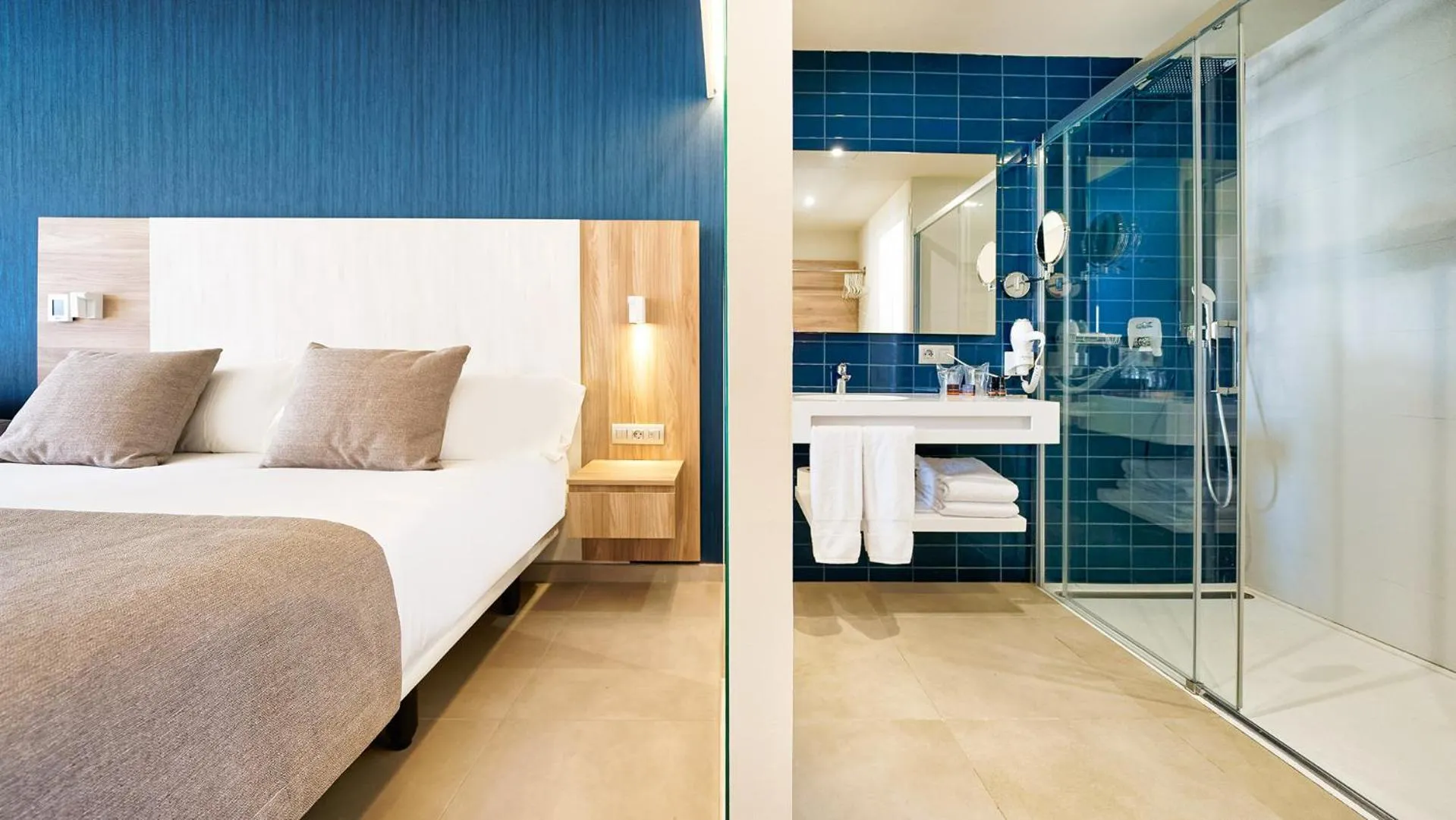 Shower, Bed in Club Maspalomas Suites & Spa - Adults Only