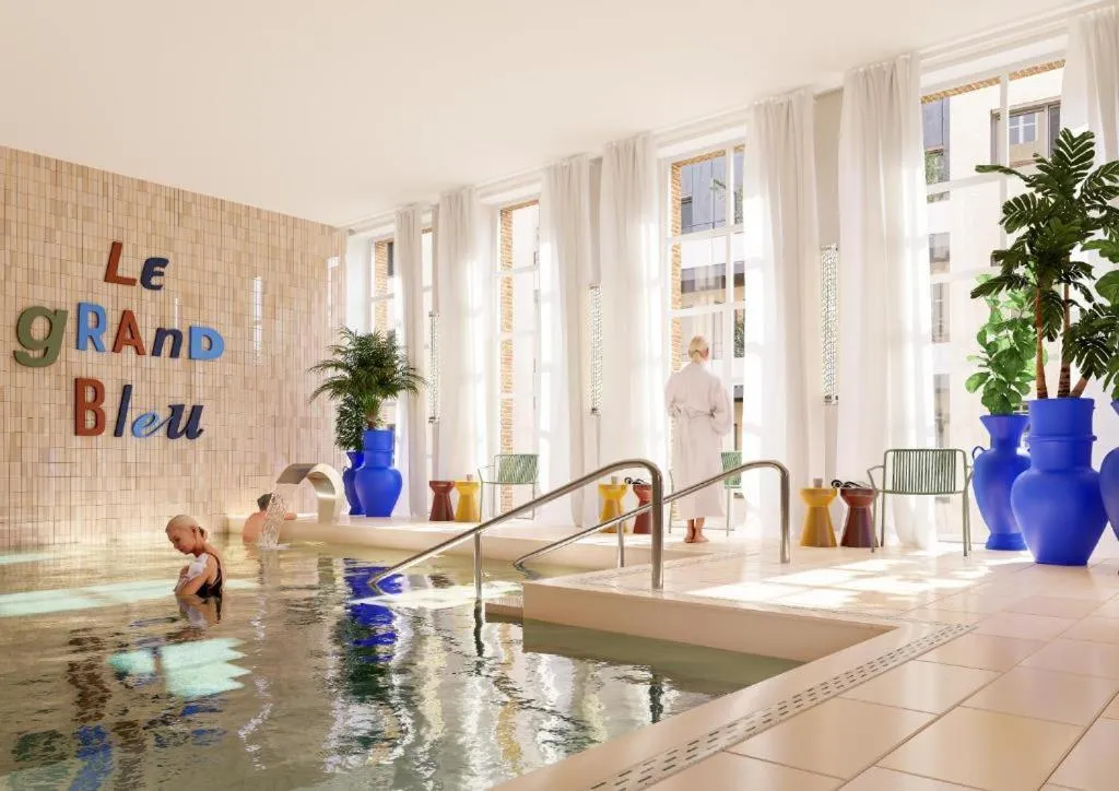 Swimming pool in Résidence Services Séniors MONTANA CHARTRES