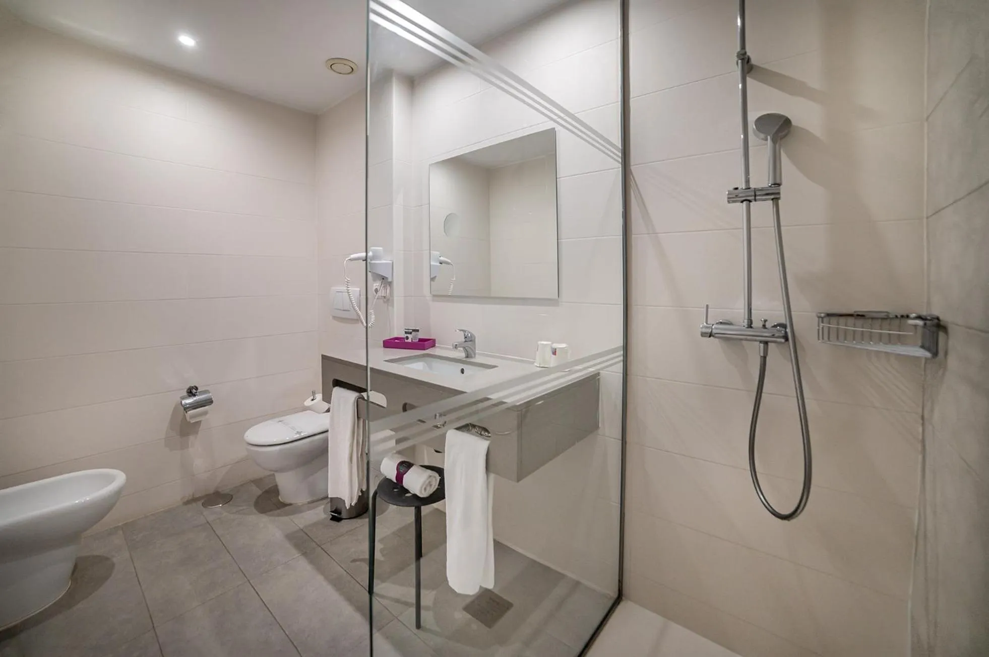 Shower in Albir Playa Hotel & Spa