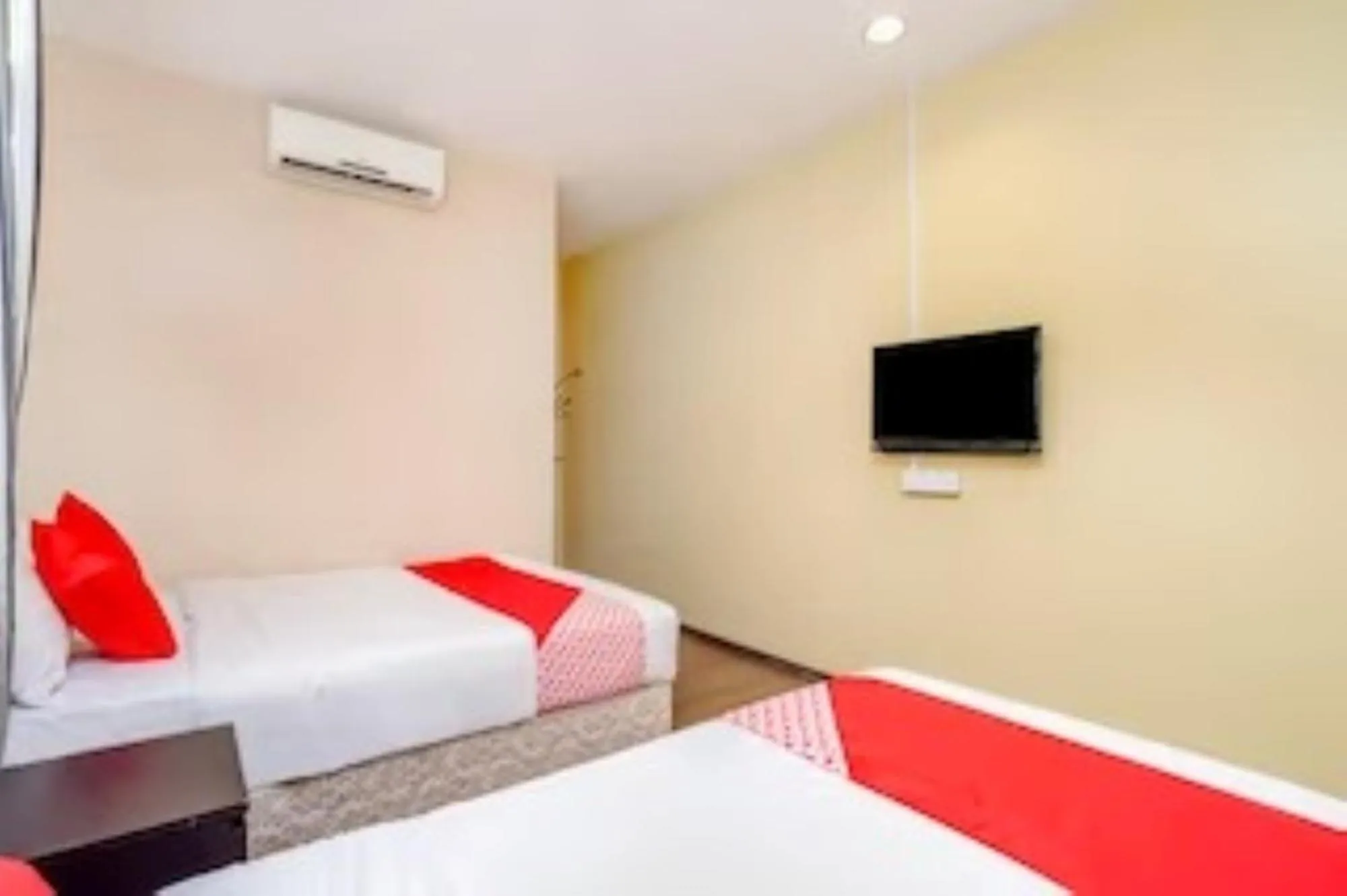 Photo of the whole room, Bed in D'Pinetrees Hotel