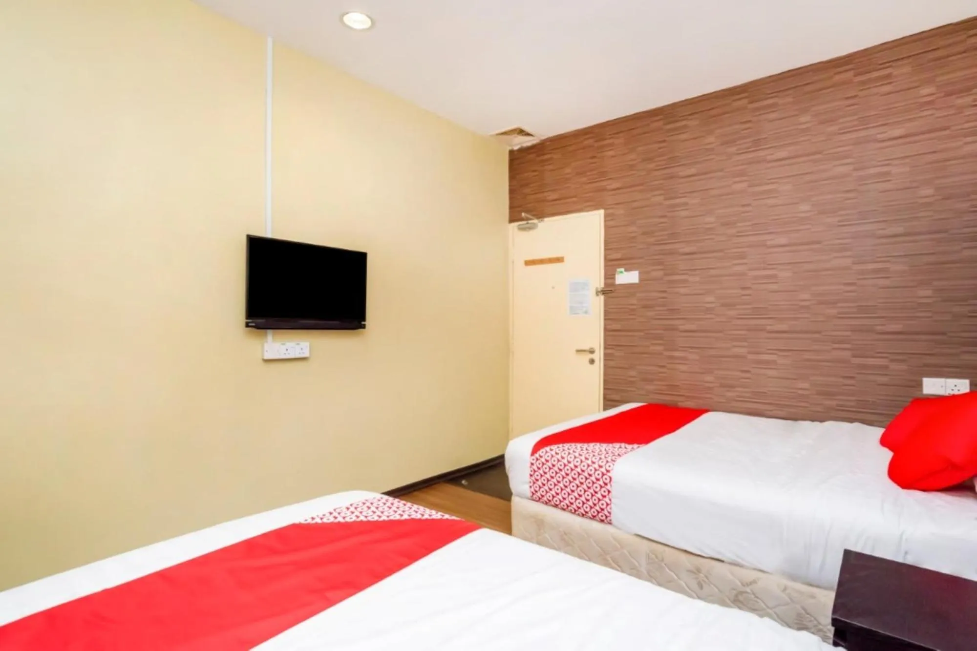 Bed in D'Pinetrees Hotel