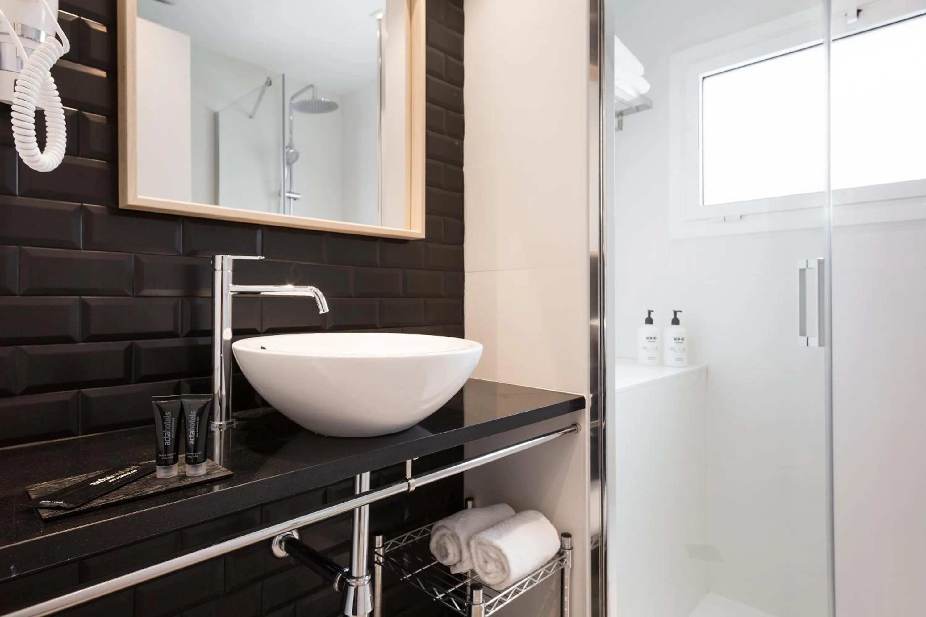 Shower in Acta BCN 40