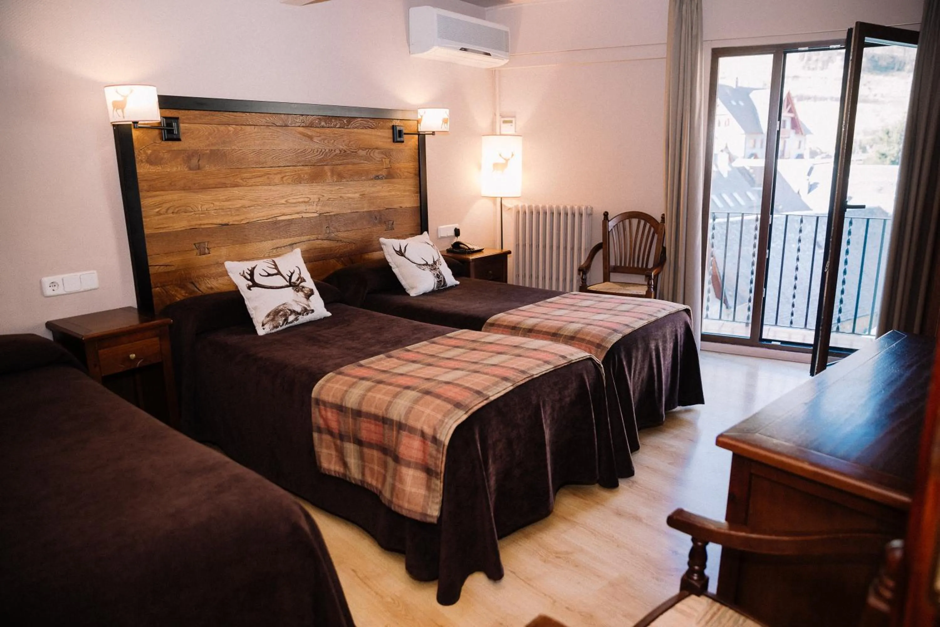 Balcony/Terrace, Bed in Riu Nere Mountain Hotel