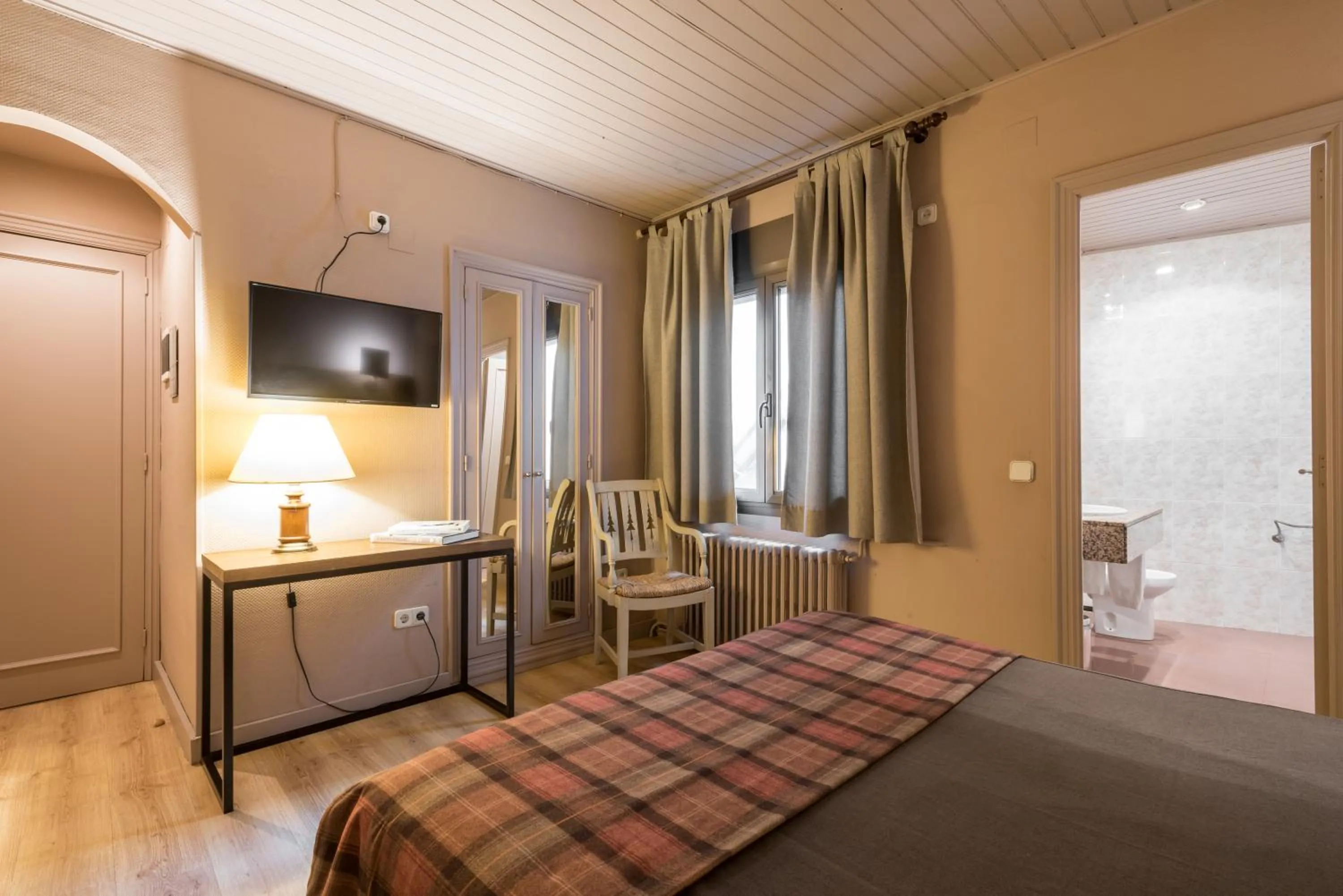 Bathroom, Bed in Riu Nere Mountain Hotel