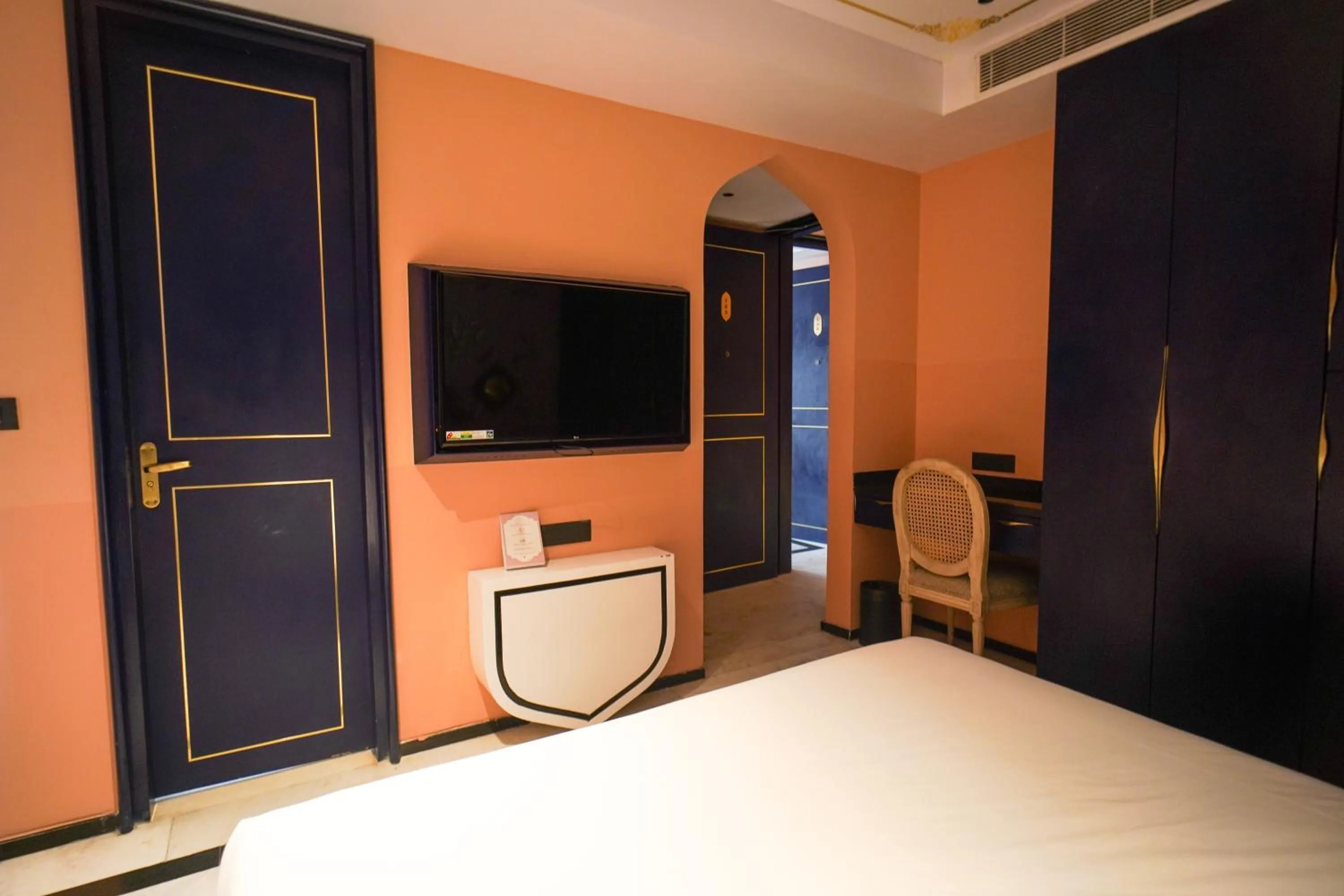 Communal lounge/ TV room, Bed in Bur'Dera - a Boutique Luxury Hotel