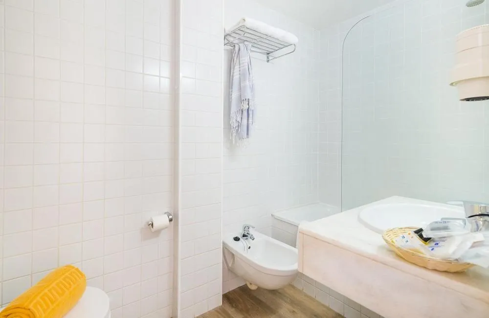 Bathroom, Bed in Hotel Ancora