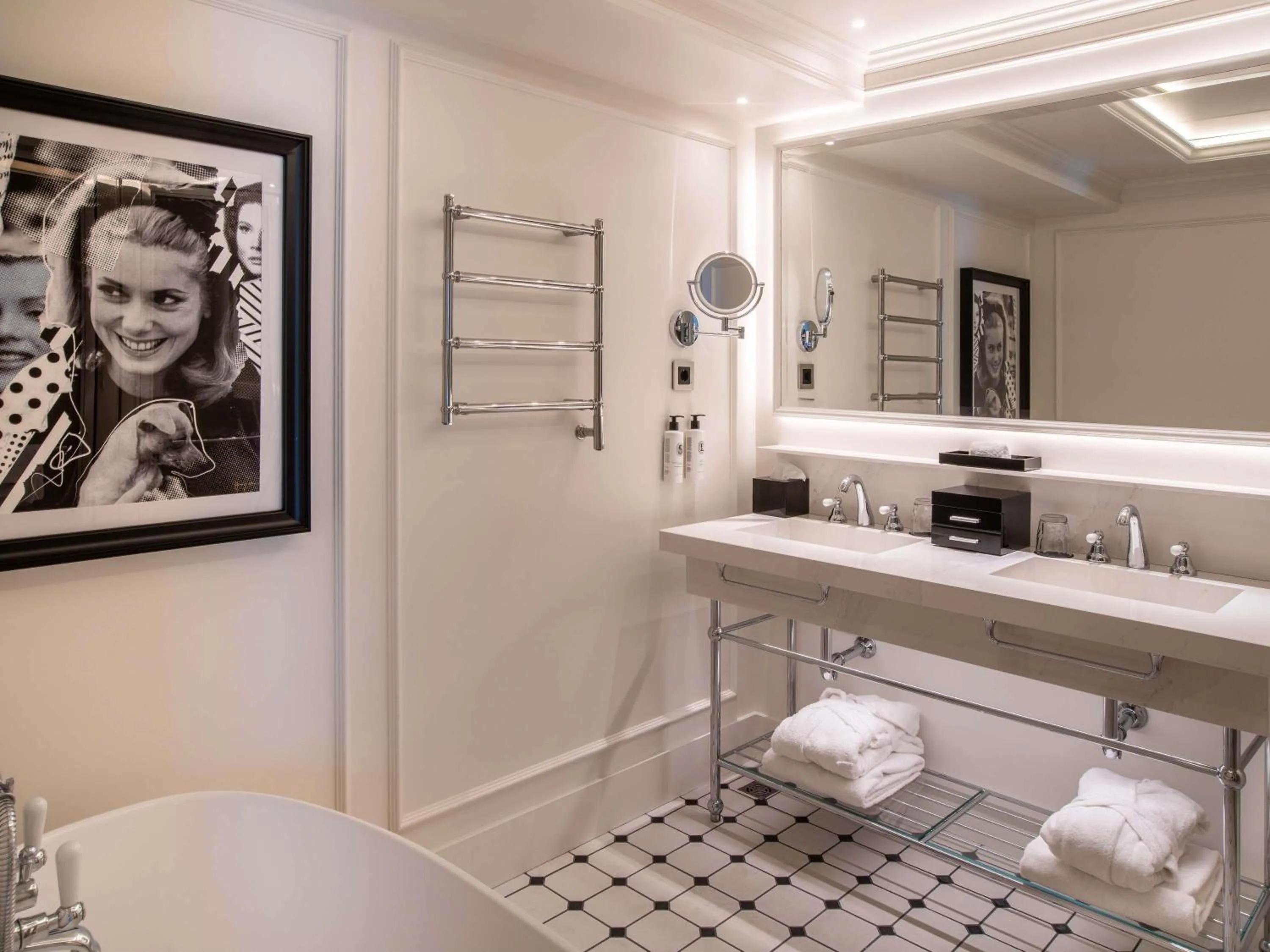 Photo of the whole room in Sofitel Barcelona Skipper