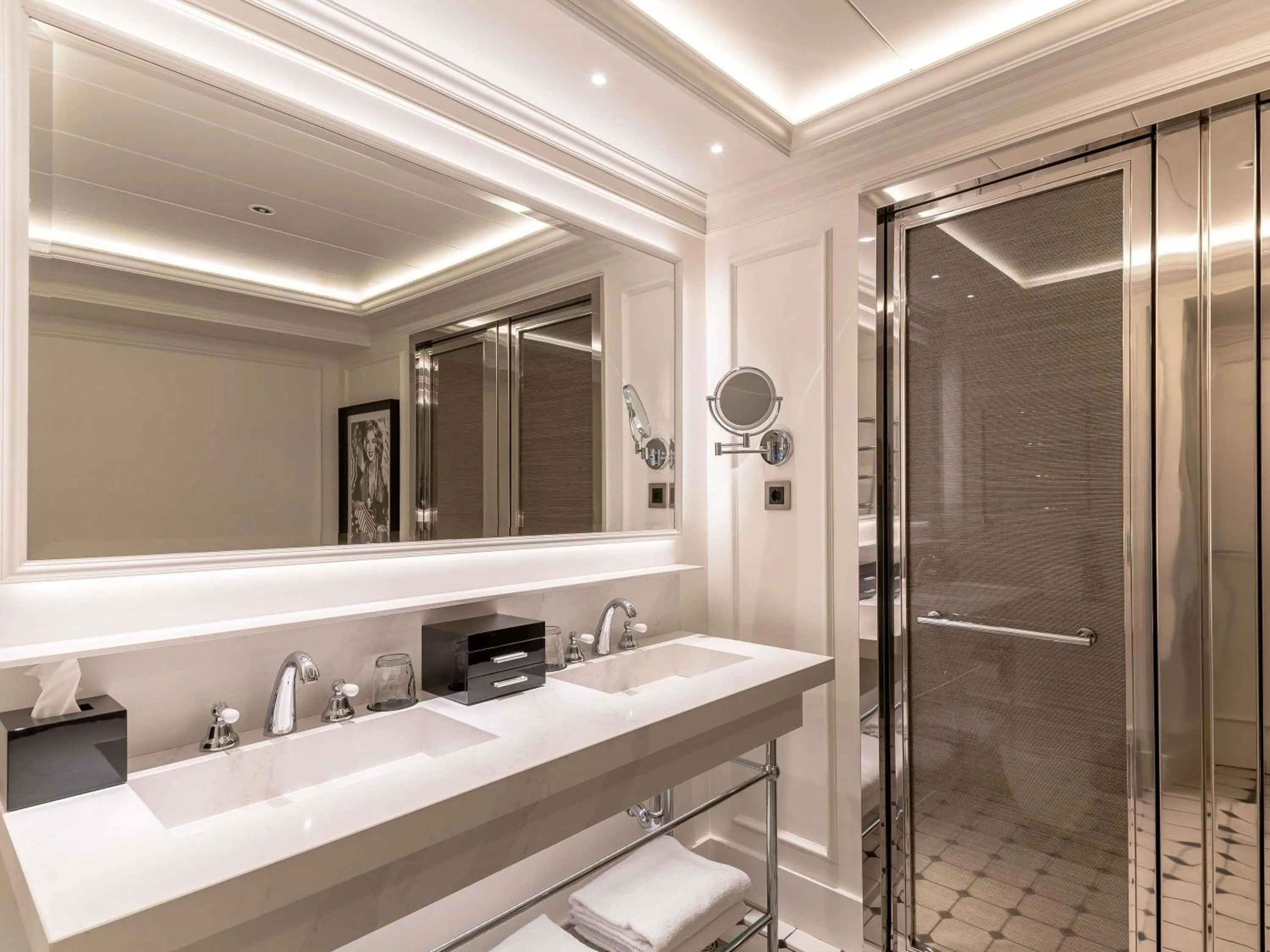 Bedroom in Sofitel Barcelona Skipper