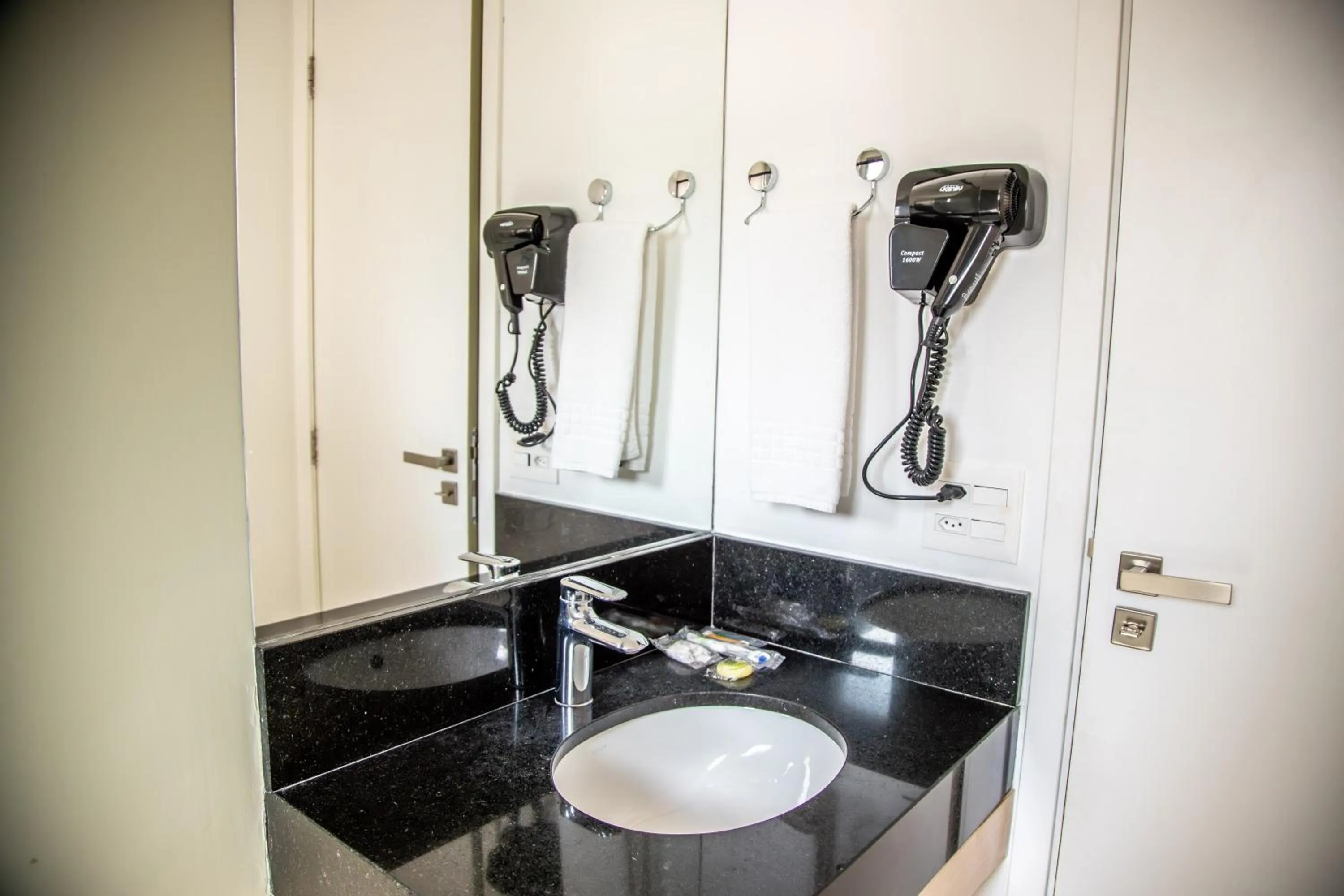 hair dryier in Cozzy Suites Paraíso Hotel