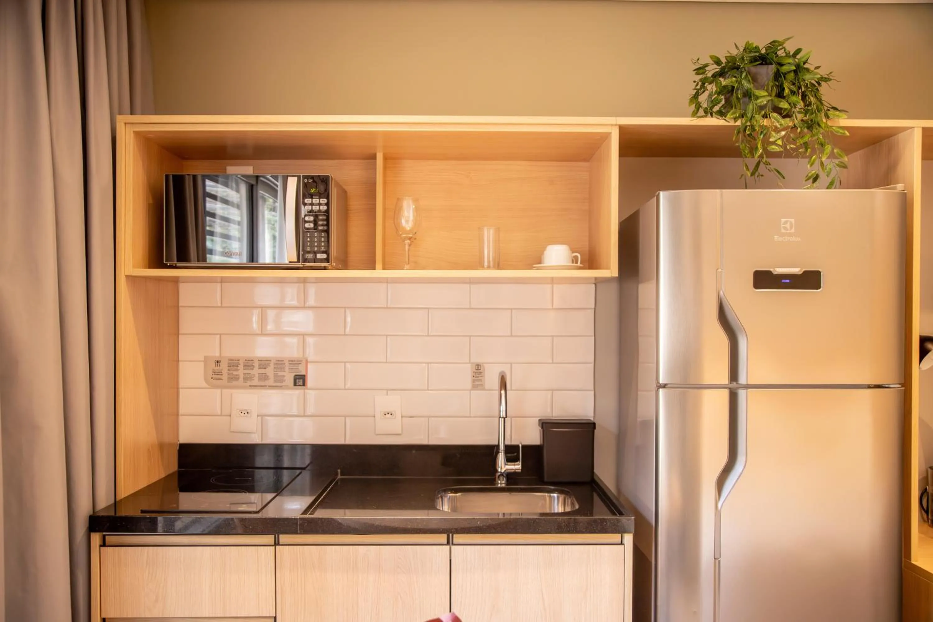 Kitchen or kitchenette in Cozzy Suites Paraíso Hotel