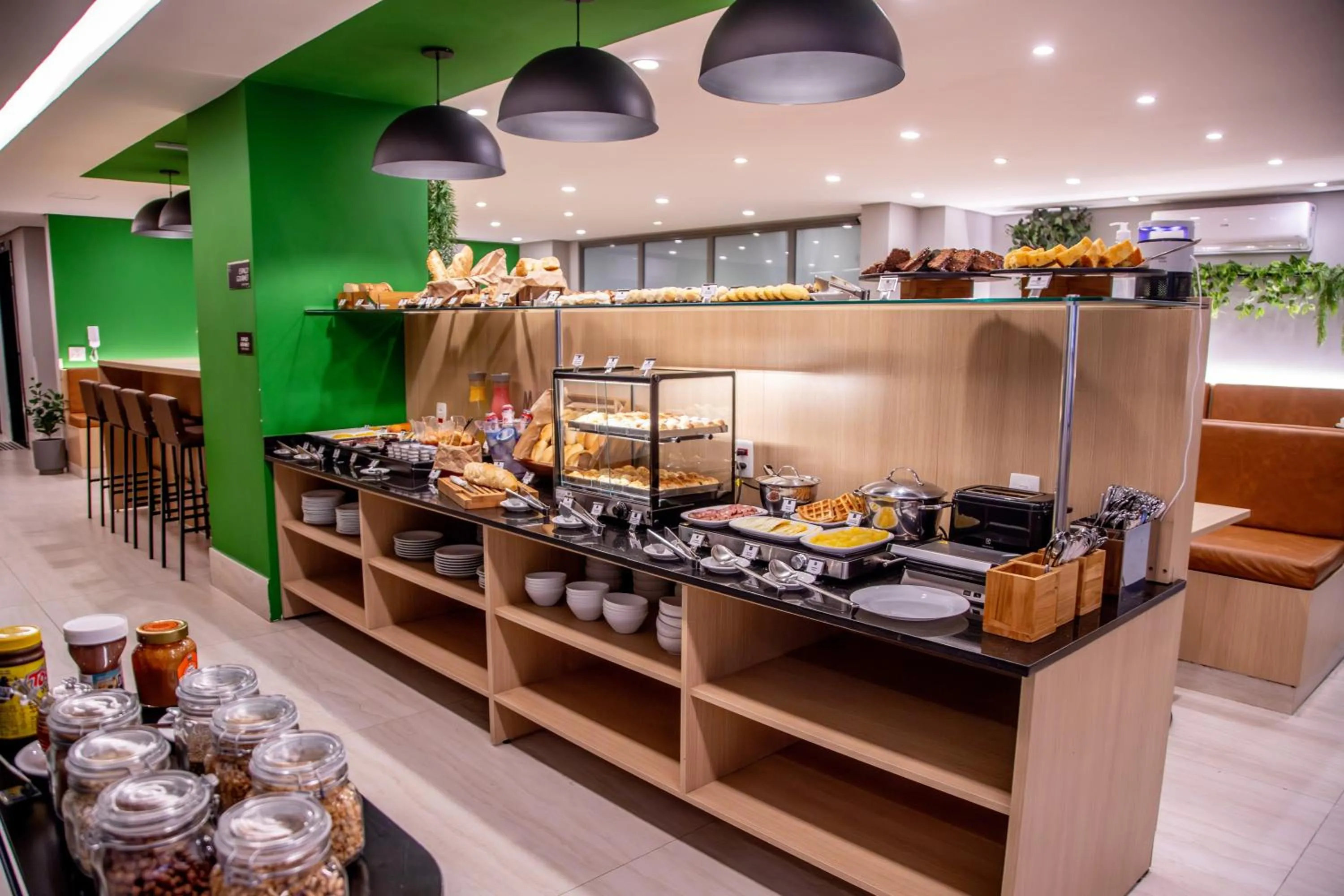 Buffet breakfast in Cozzy Suites Paraíso Hotel