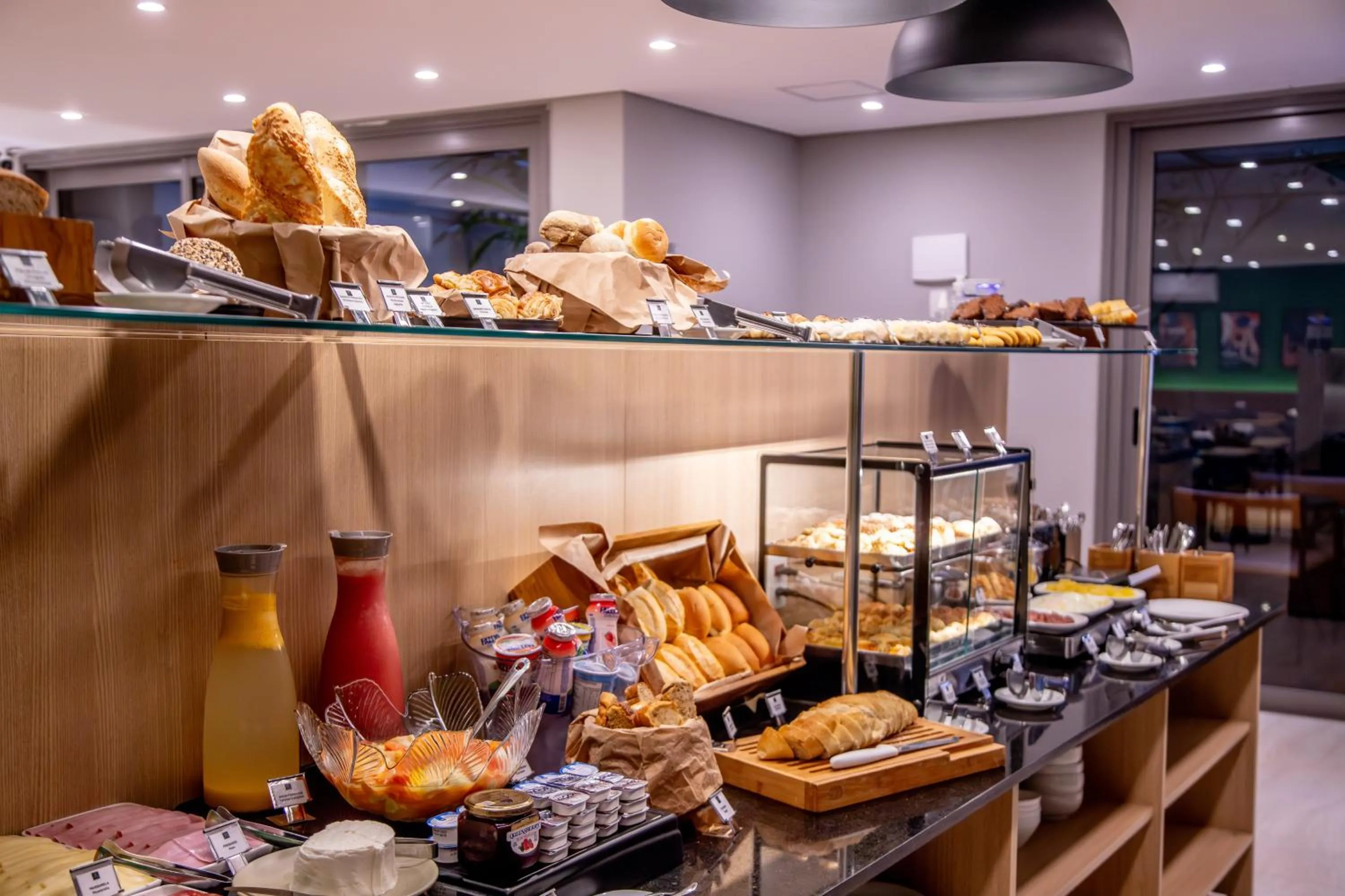 Buffet breakfast in Cozzy Suites Paraíso Hotel