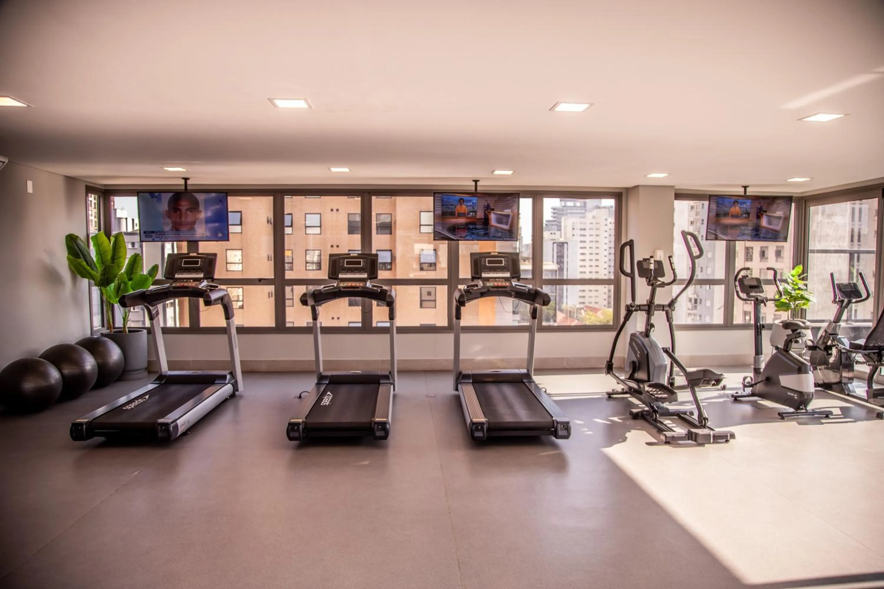 Fitness centre/facilities in Cozzy Suites Paraíso Hotel
