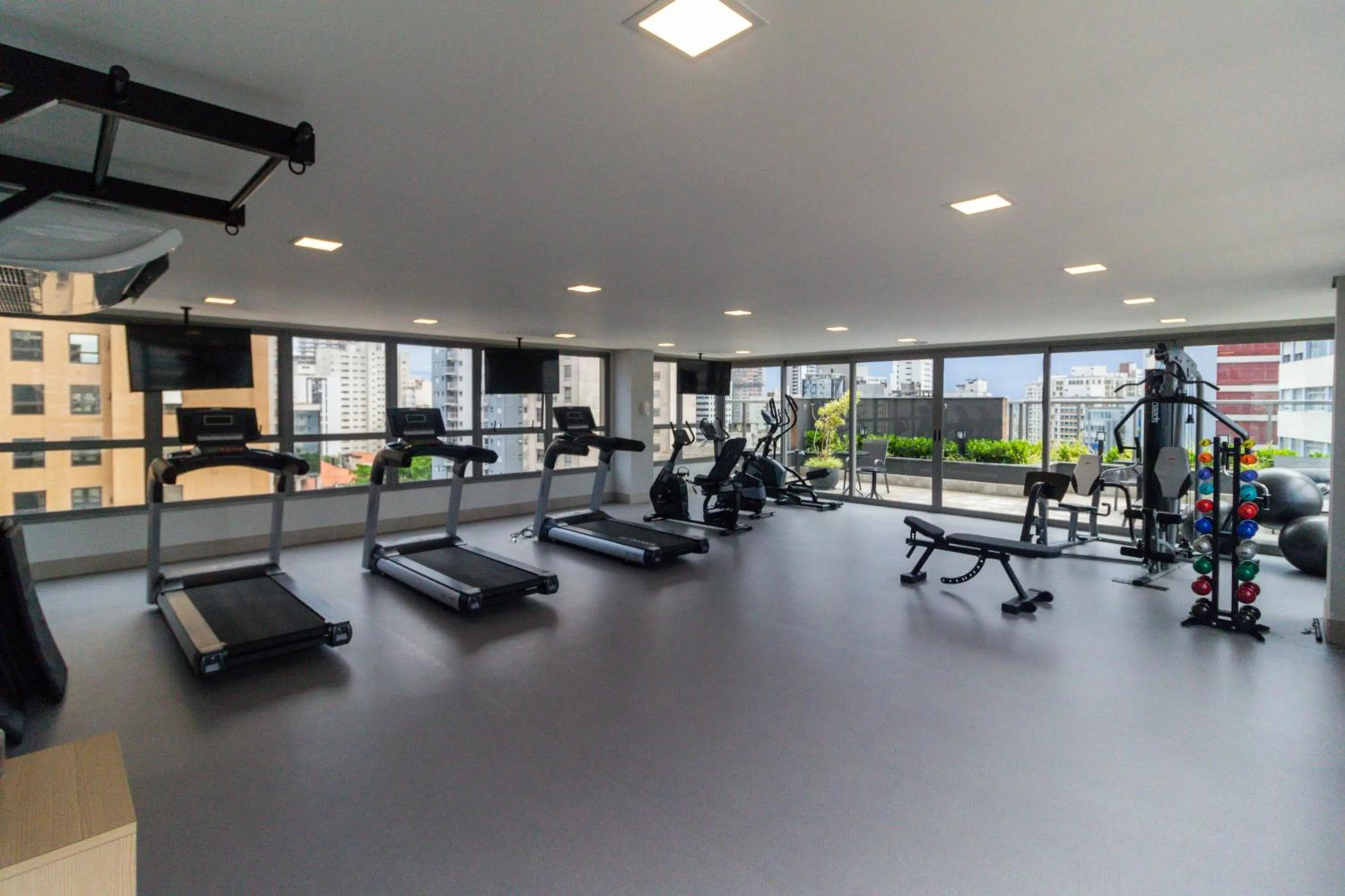 Fitness centre/facilities in Cozzy Suites Paraíso Hotel