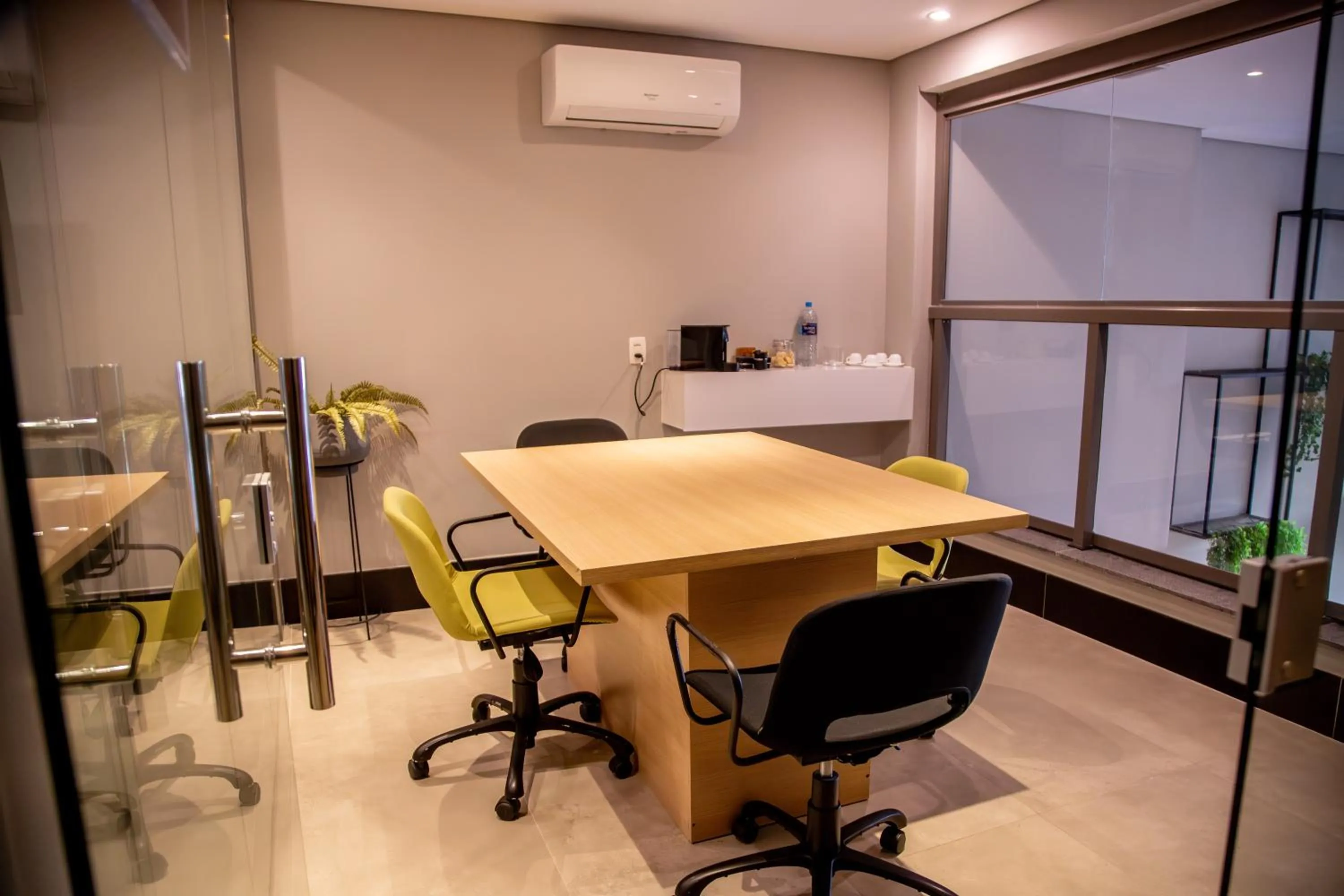 Meeting/conference room in Cozzy Suites Paraíso Hotel