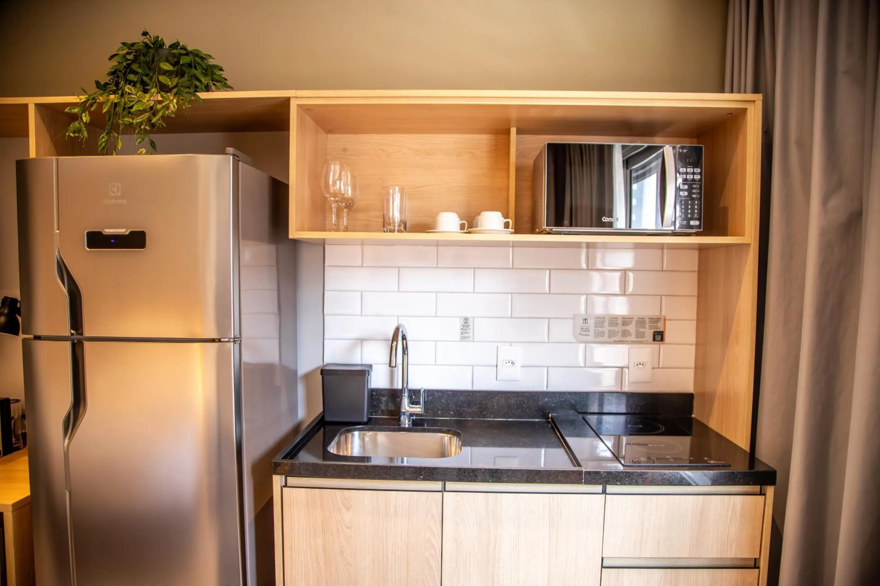 Kitchen or kitchenette in Cozzy Suites Paraíso Hotel