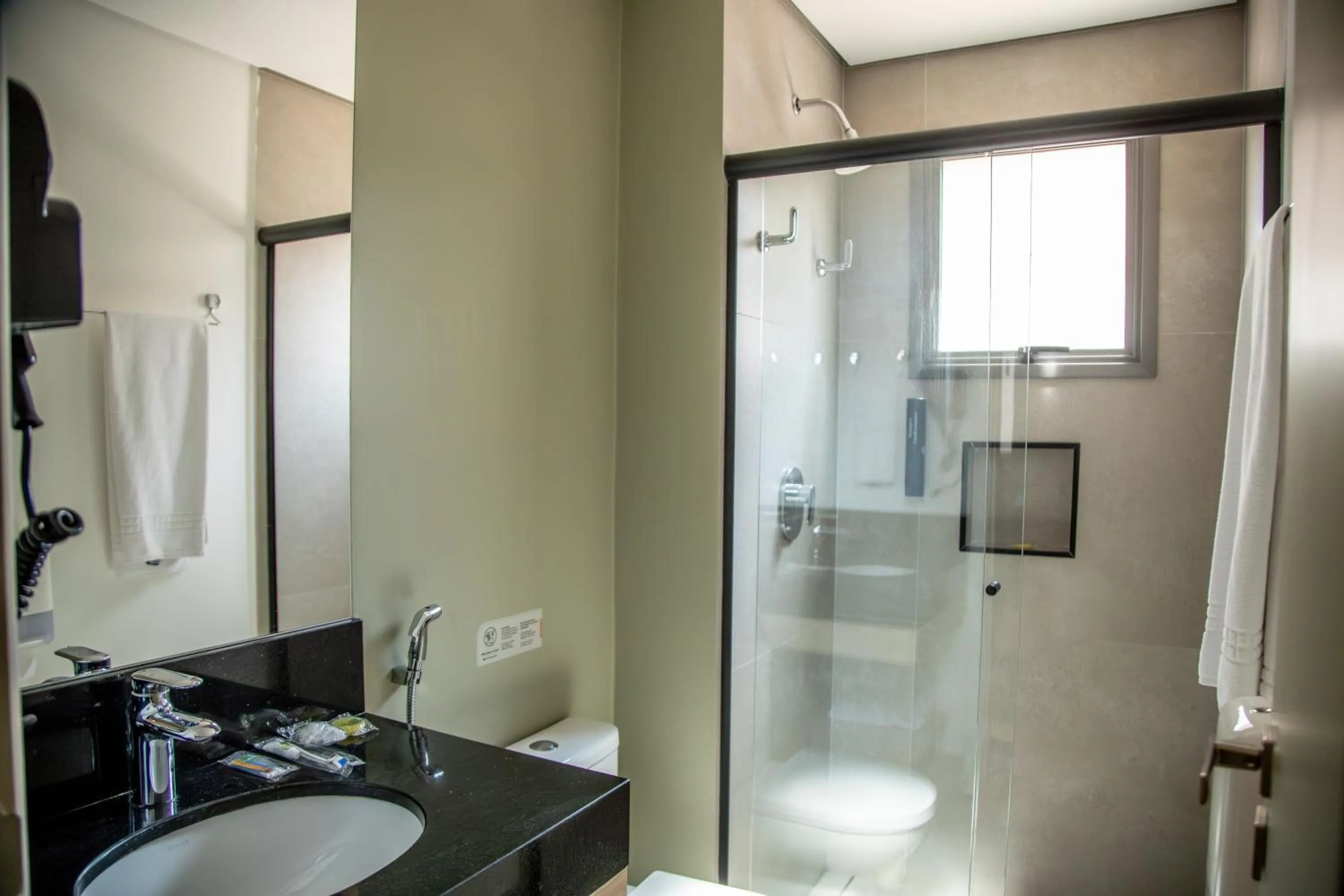 Shower in Cozzy Suites Paraíso Hotel