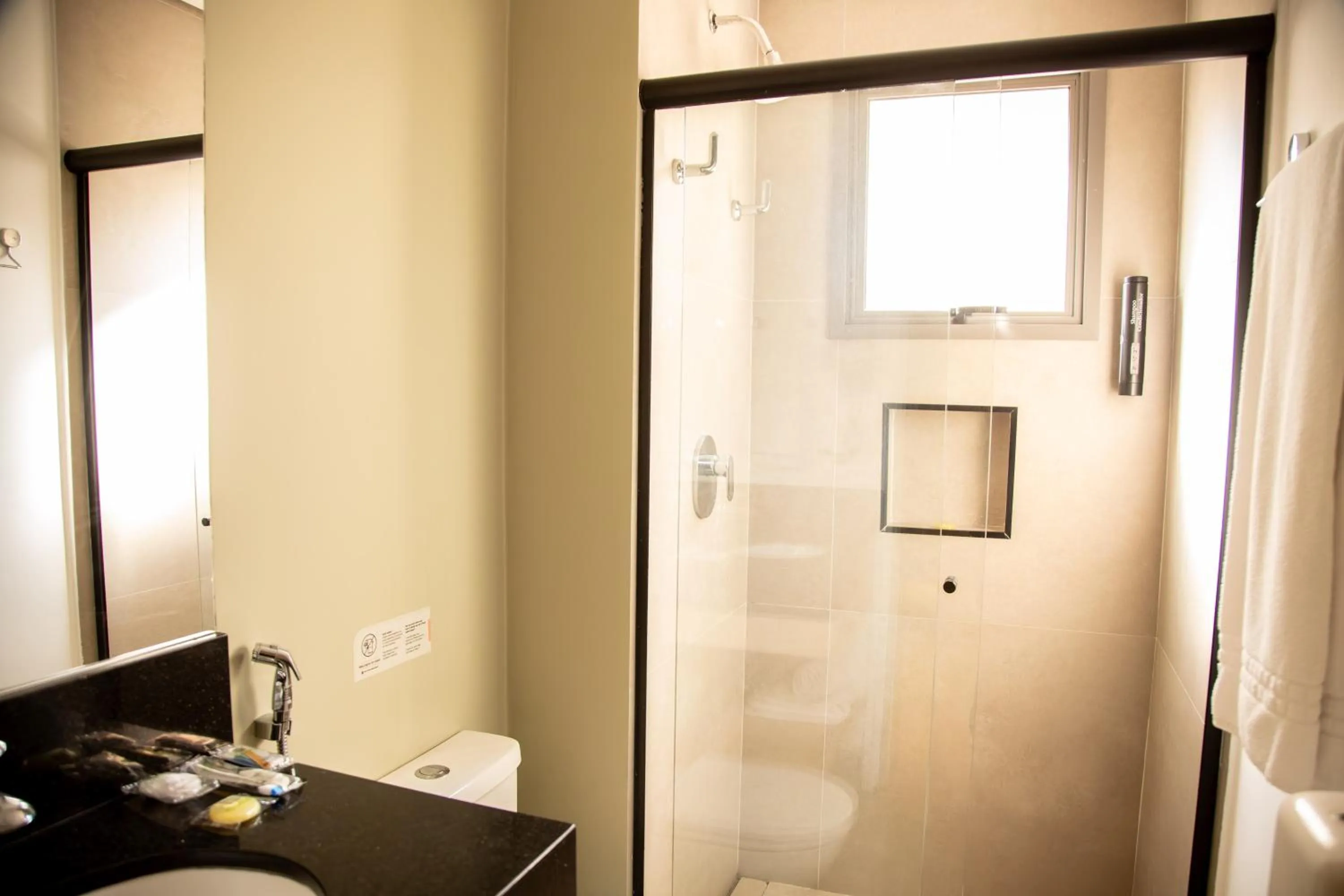 Shower in Cozzy Suites Paraíso Hotel