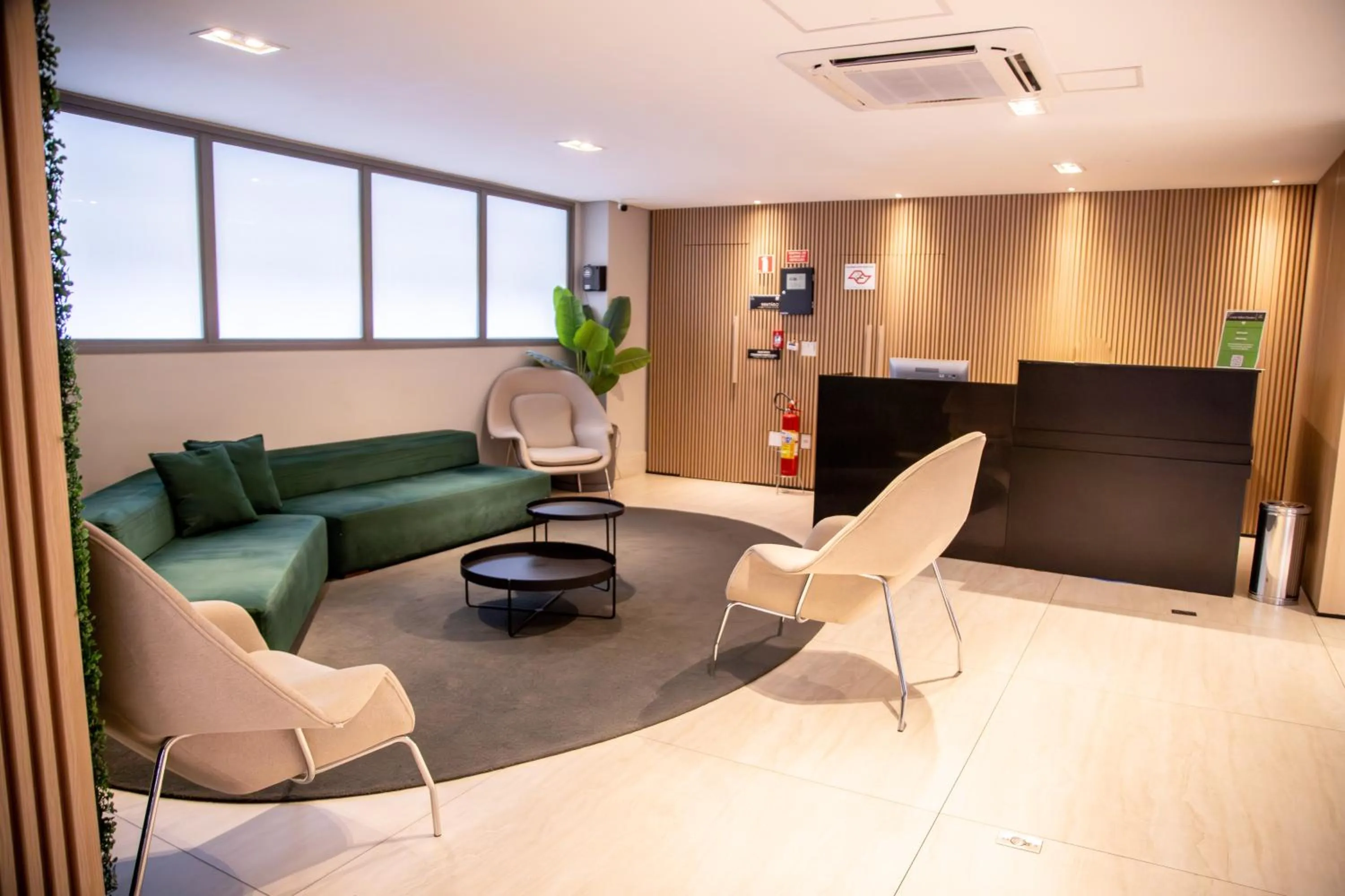 Lobby or reception in Cozzy Suites Paraíso Hotel