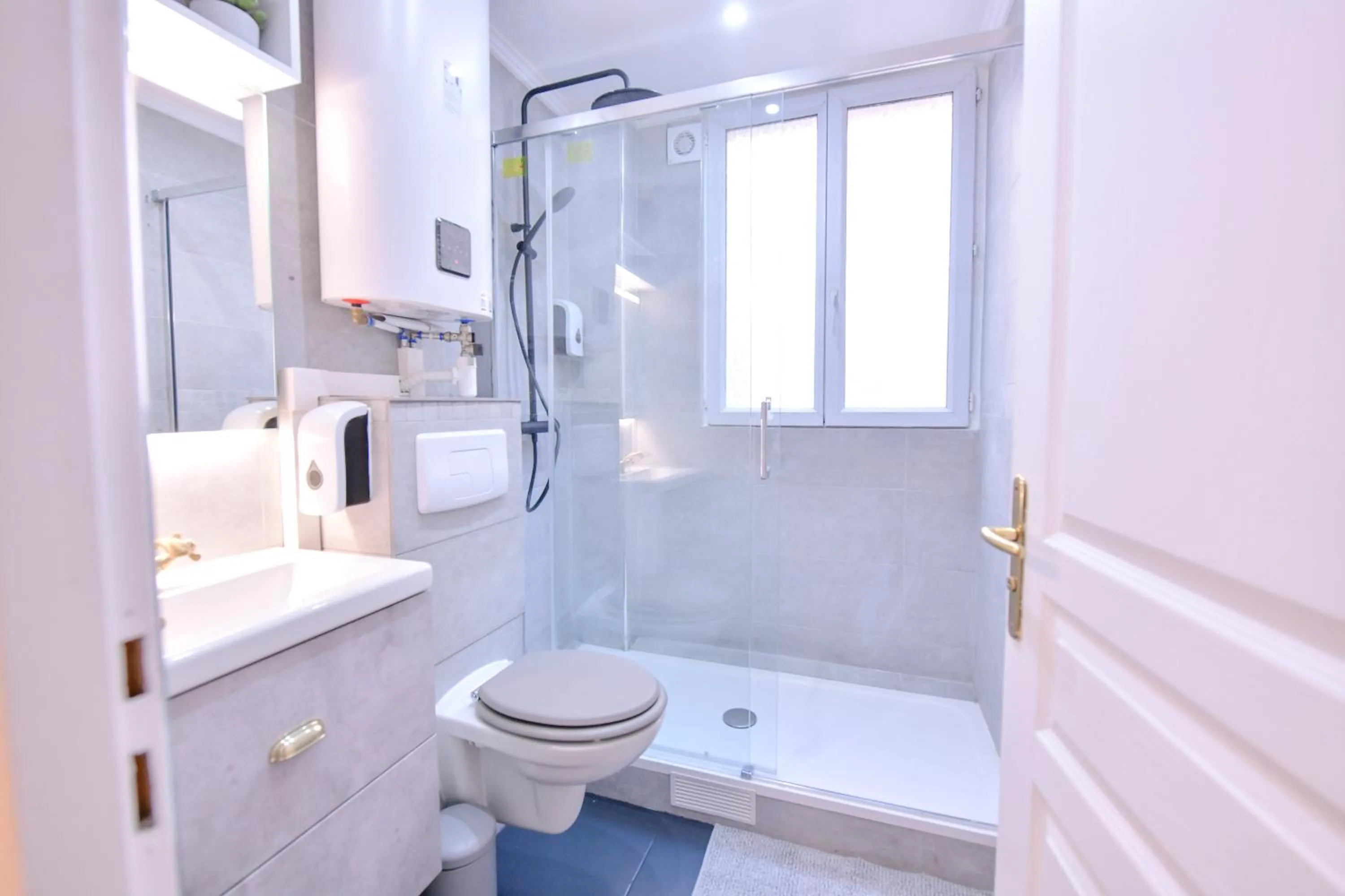 Shower in Paris La Villette - Charming Apartment 2 rooms