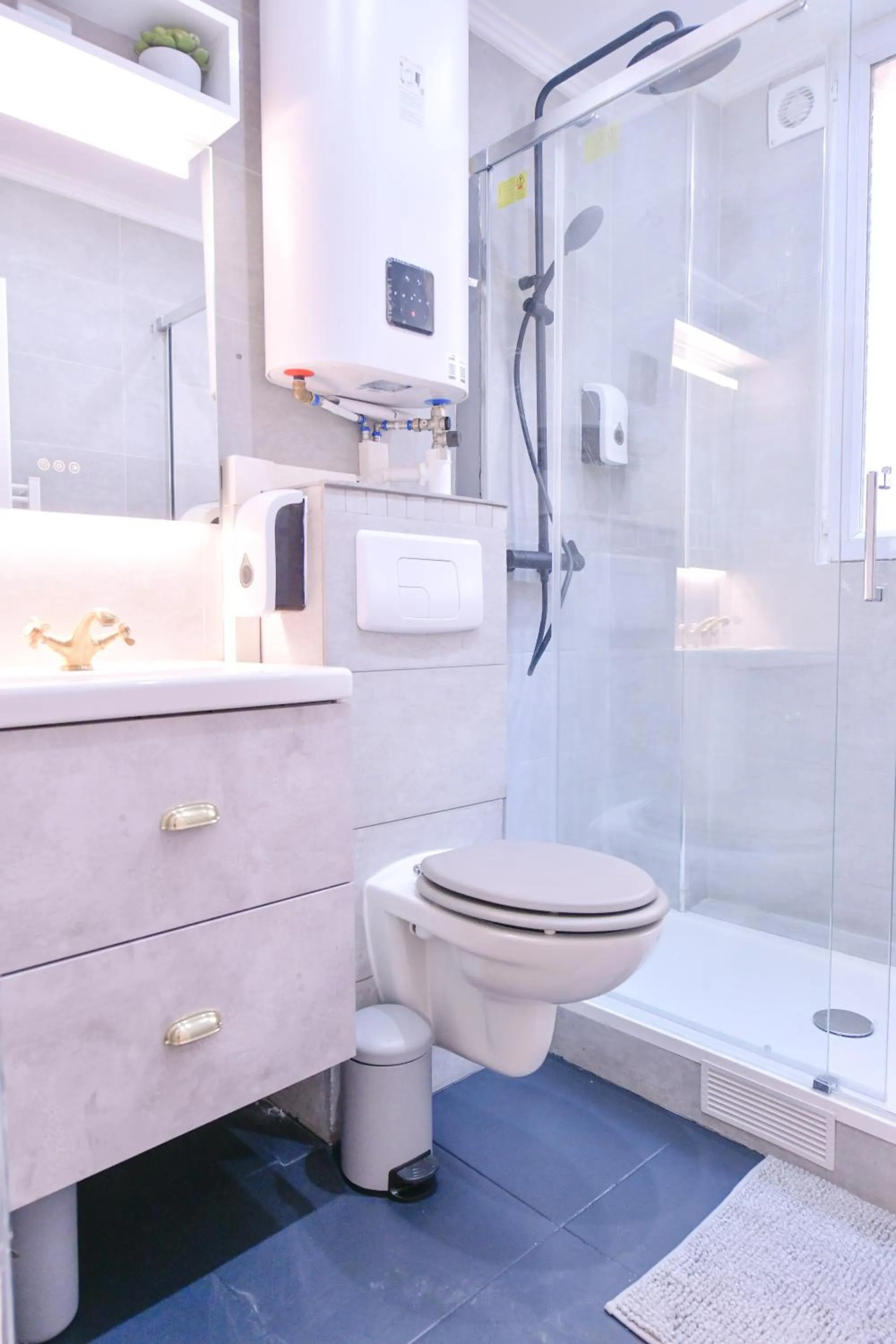 Shower in Paris La Villette - Charming Apartment 2 rooms