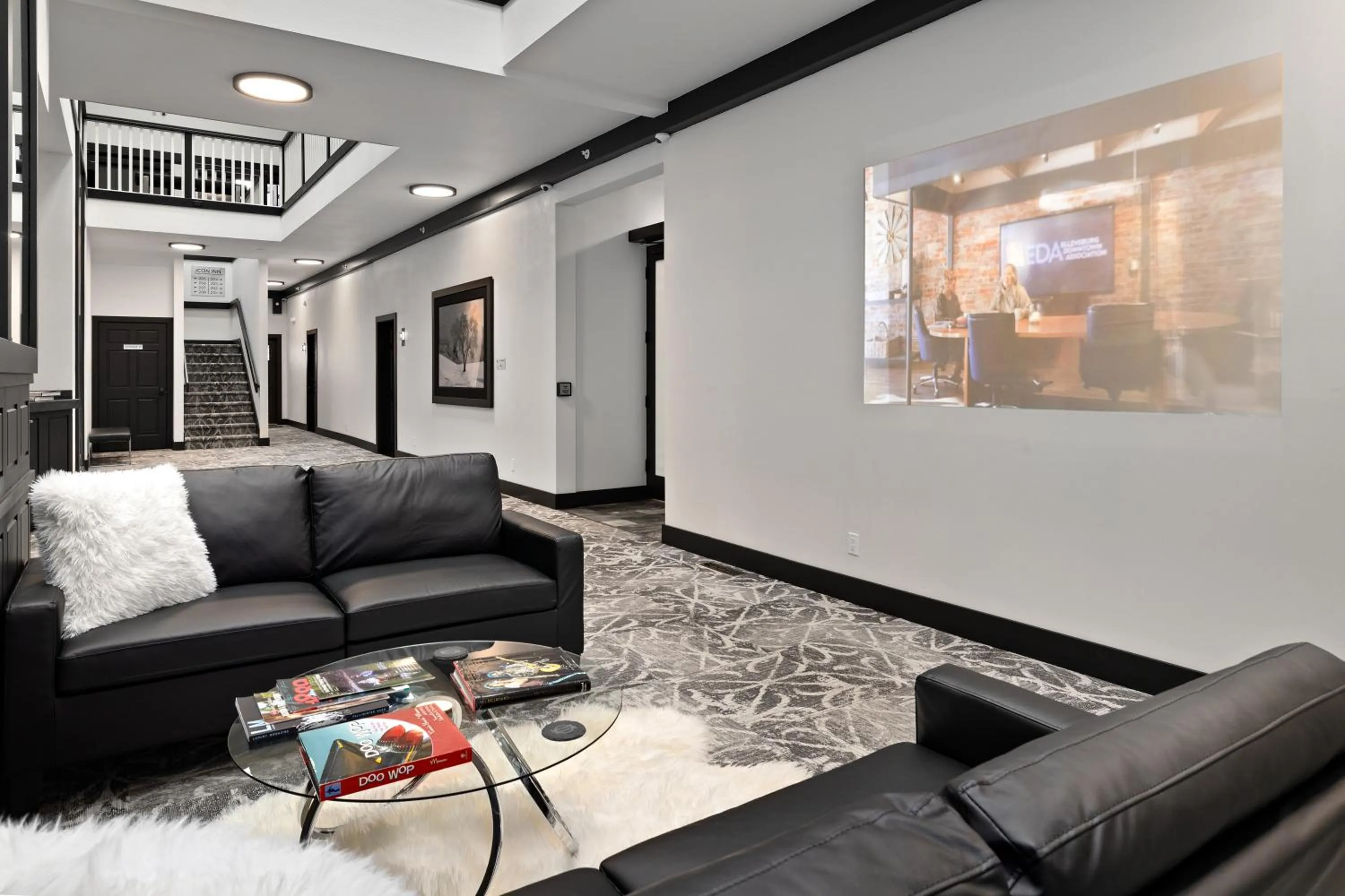 Communal lounge/ TV room in Icon Inn