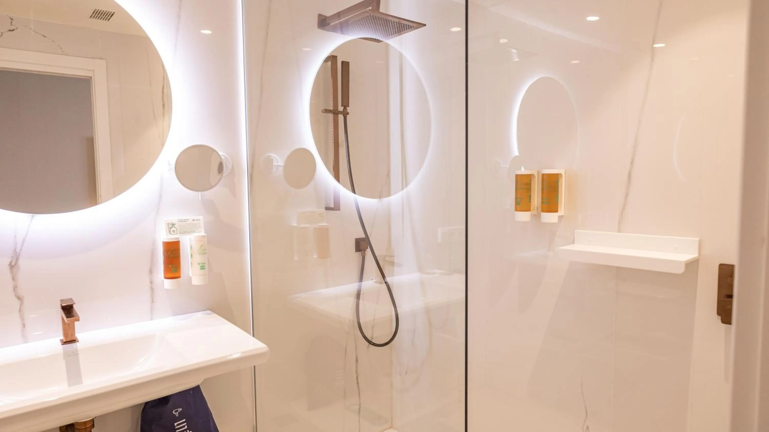 Bathroom in Seth Port Mahón