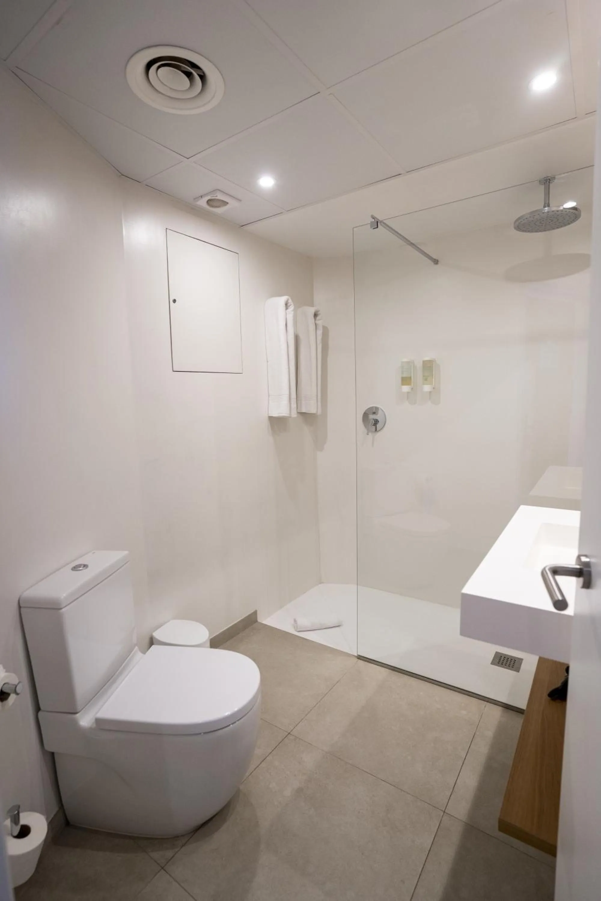 Shower in Seth Agamenon