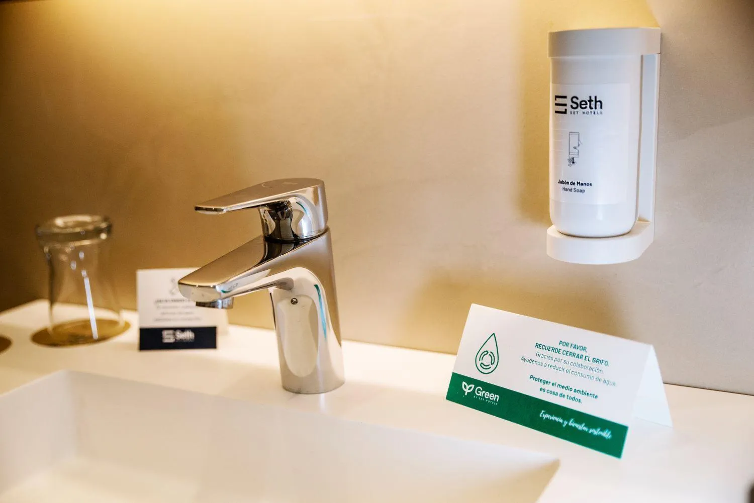 Bathroom in Seth Agamenon