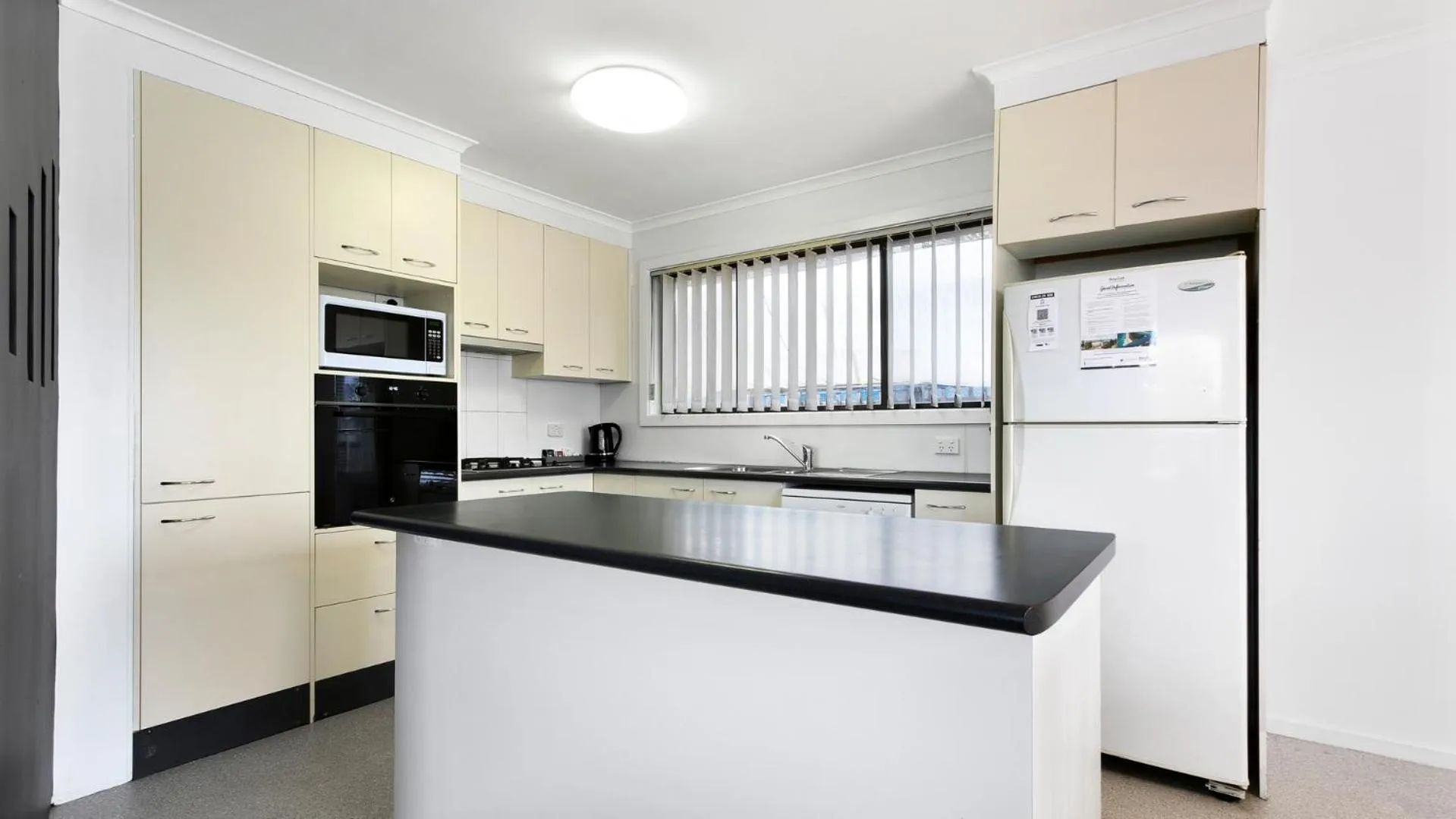 Kitchen or kitchenette in Ocean Bridge Lakes Entrance